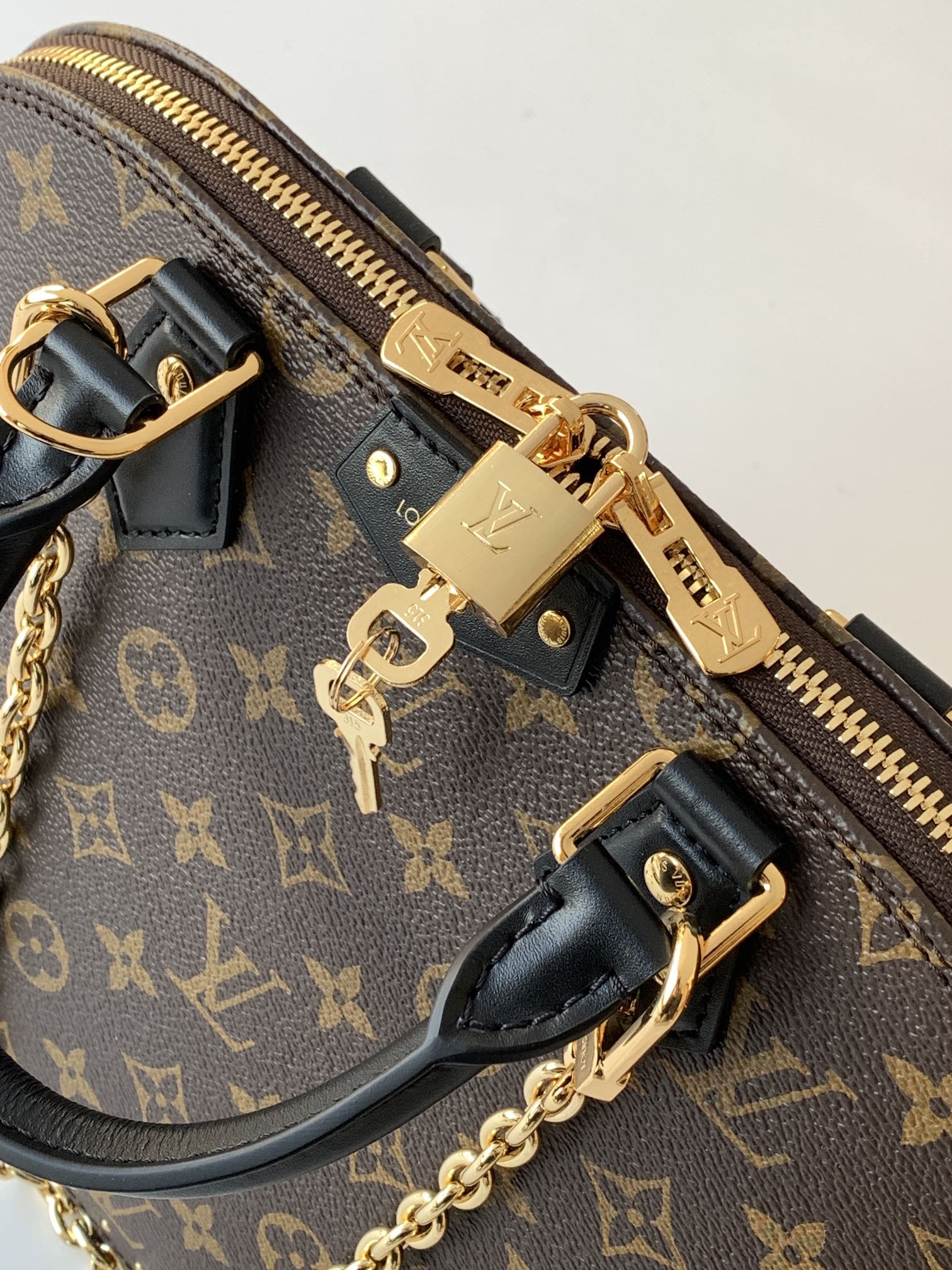 Louis Vuitton Male Basic Bag Cow Leather M-l
