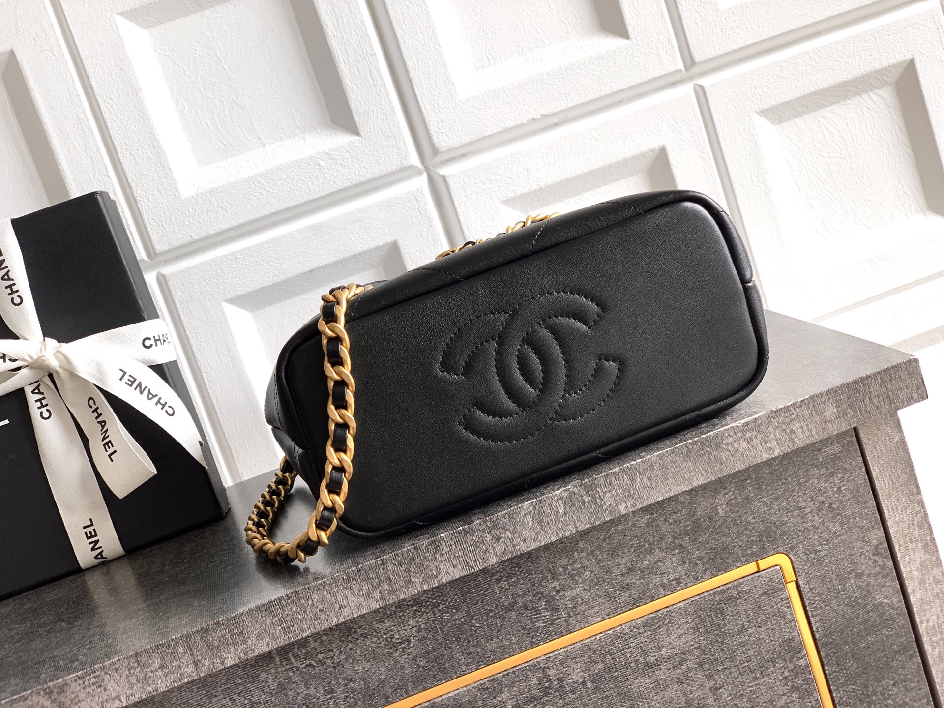 Chanel Basic Bag Black 17cm-l