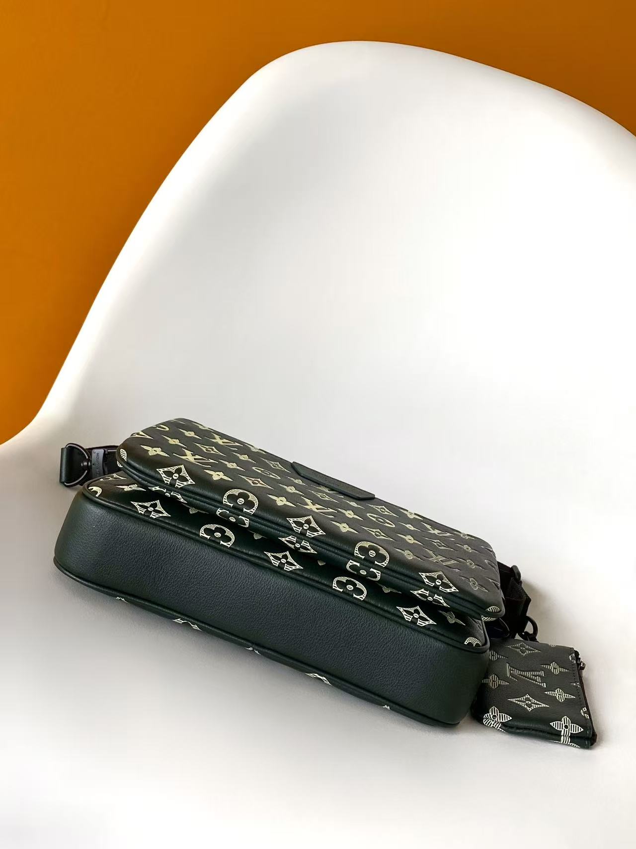 Louis Vuitton Messenger Bag Cow Leather Black M-s