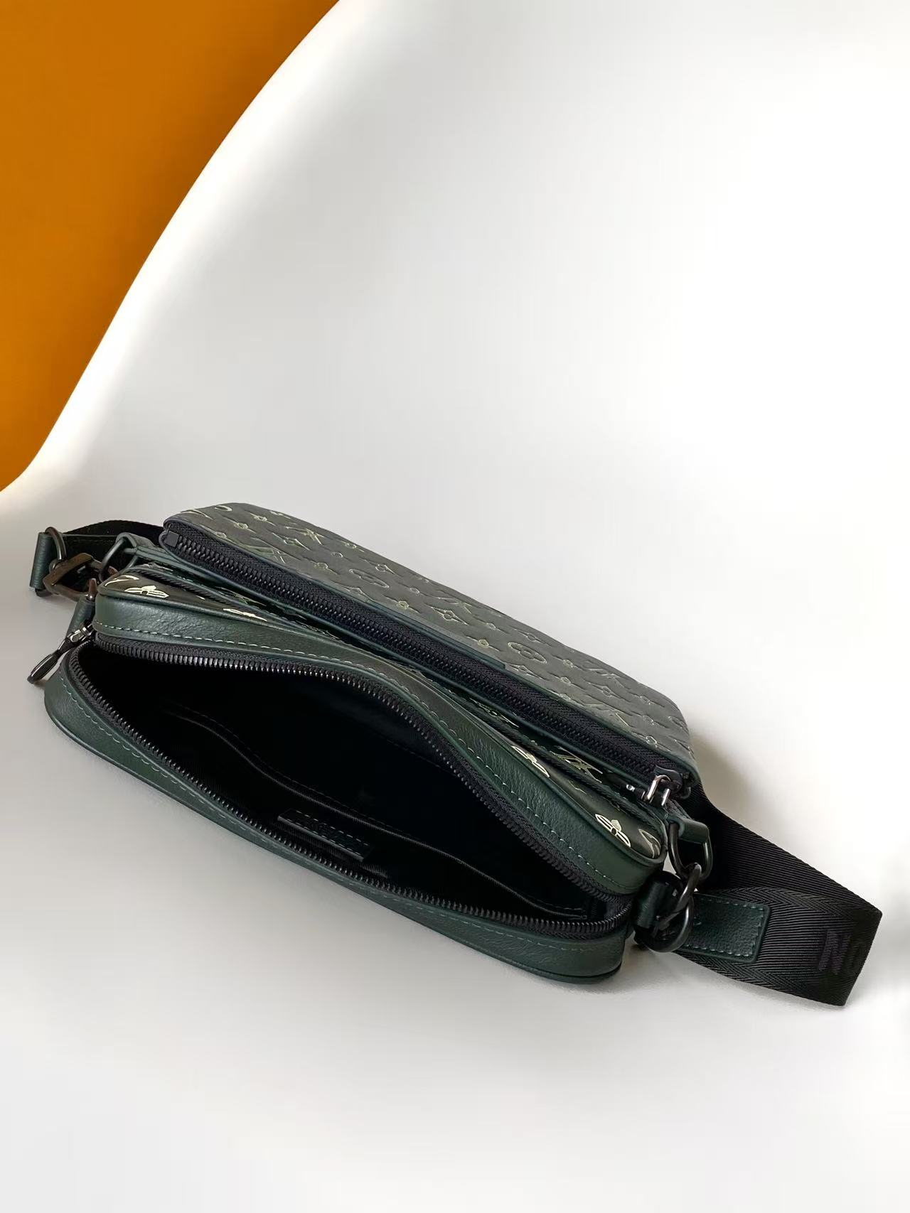 Louis Vuitton Messenger Bag Cow Leather Black M-s