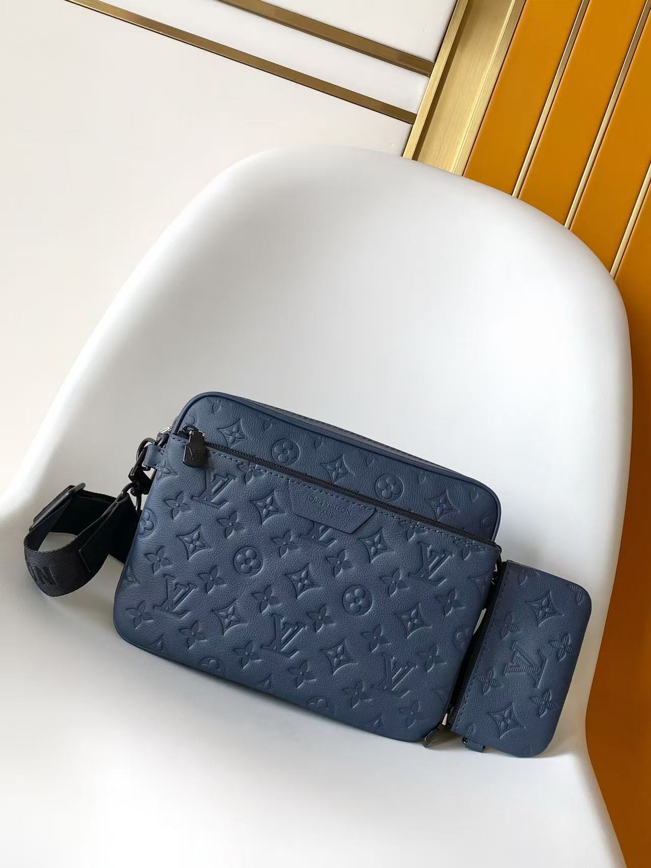 Louis Vuitton Messenger Bag Cow Leather Black M-s