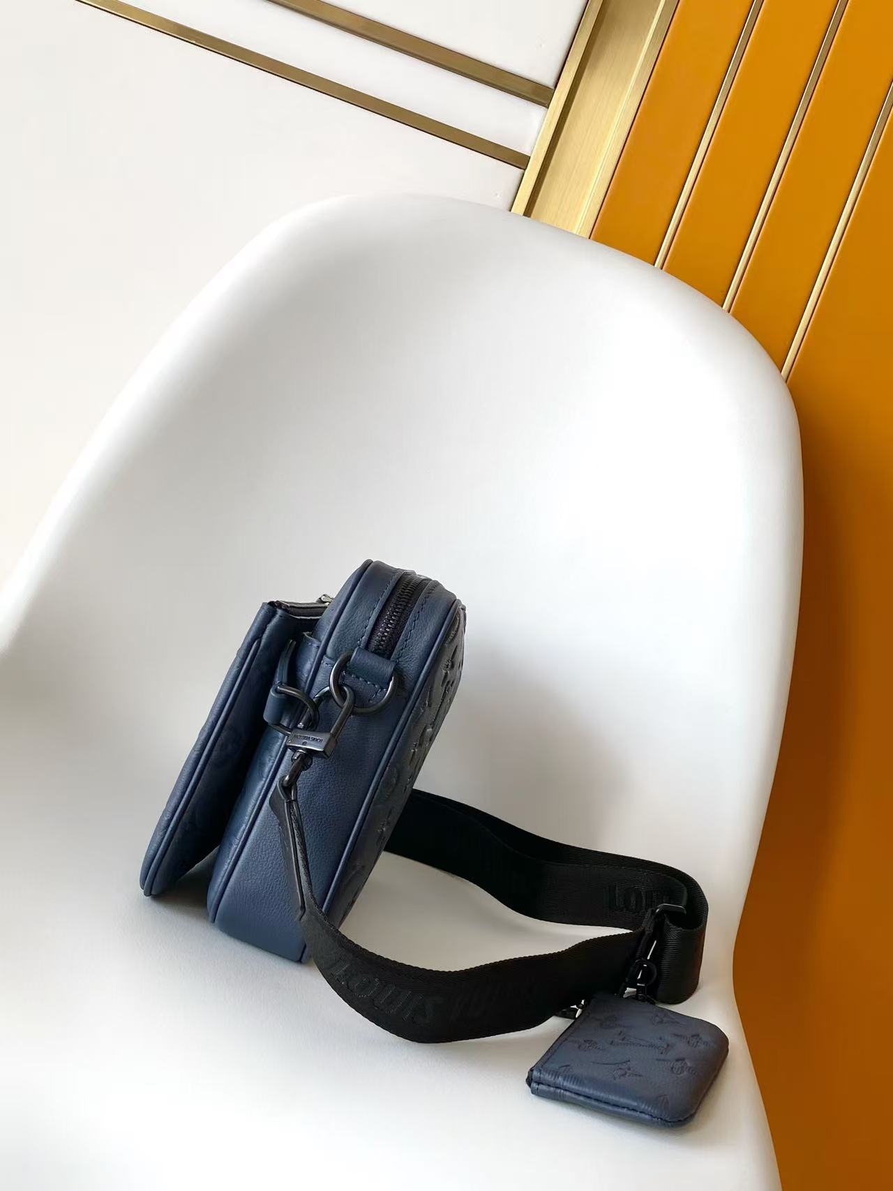 Louis Vuitton Messenger Bag Cow Leather Black M-s