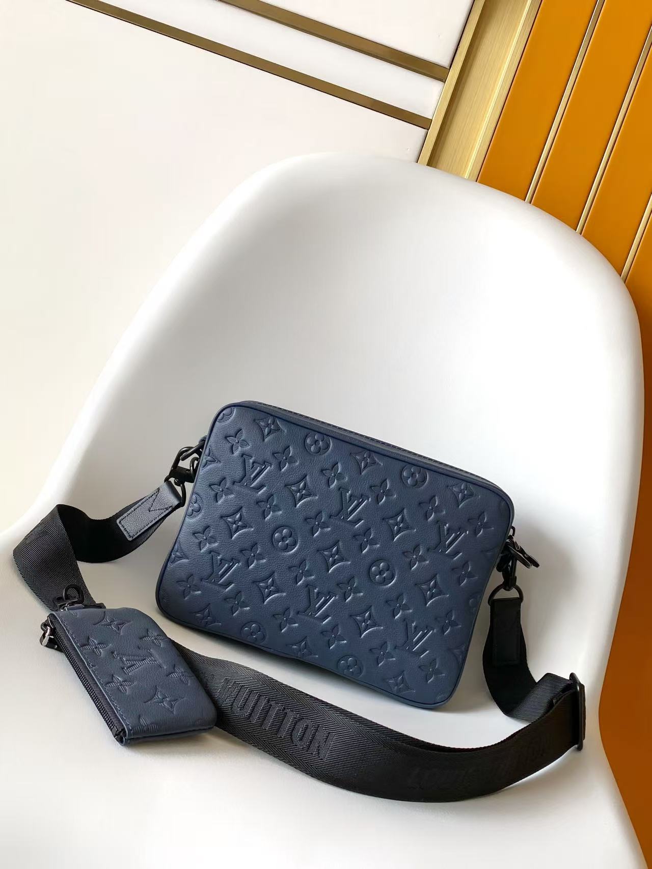 Louis Vuitton Messenger Bag Cow Leather Black M-s