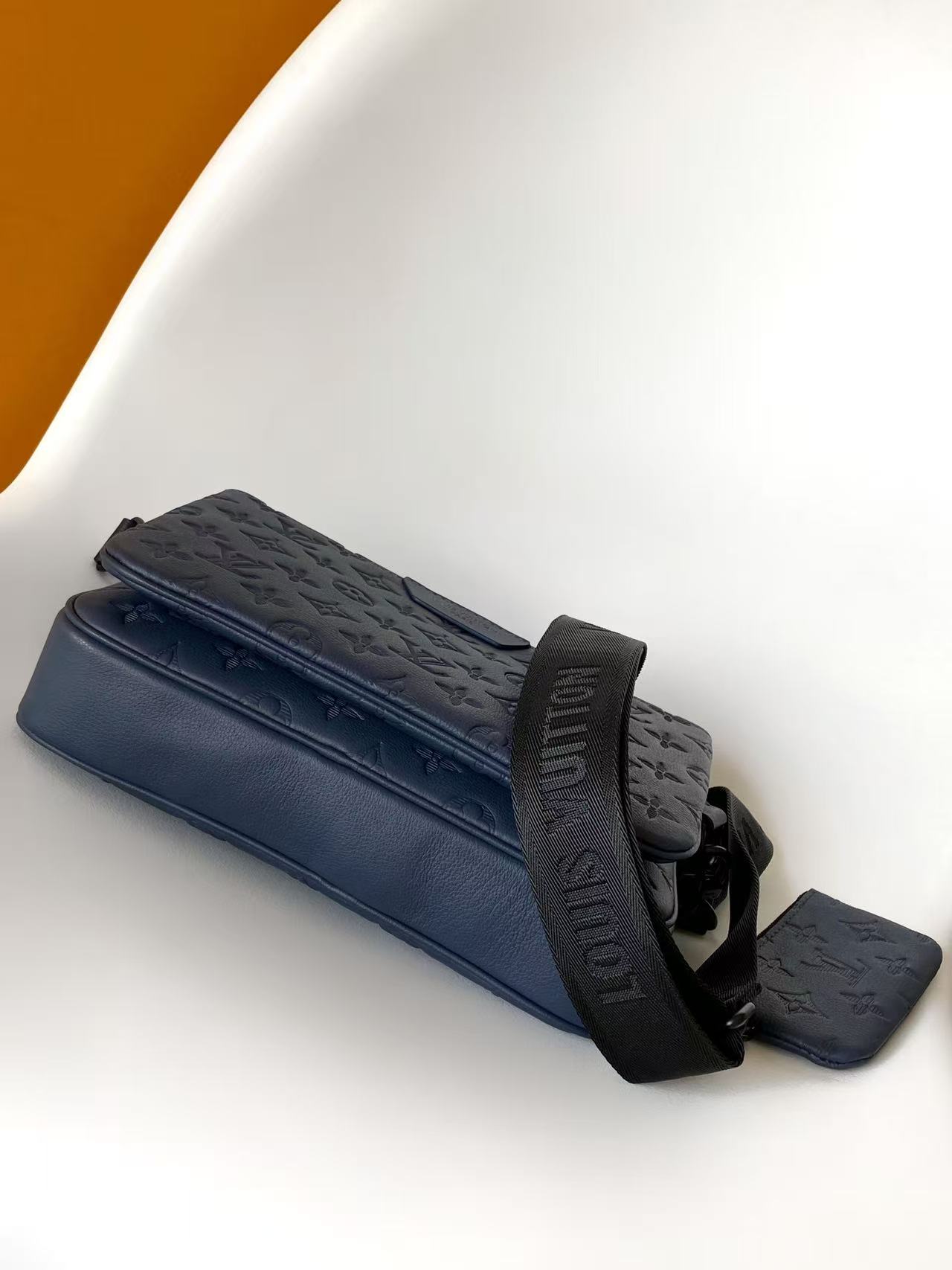 Louis Vuitton Messenger Bag Cow Leather Black M-s