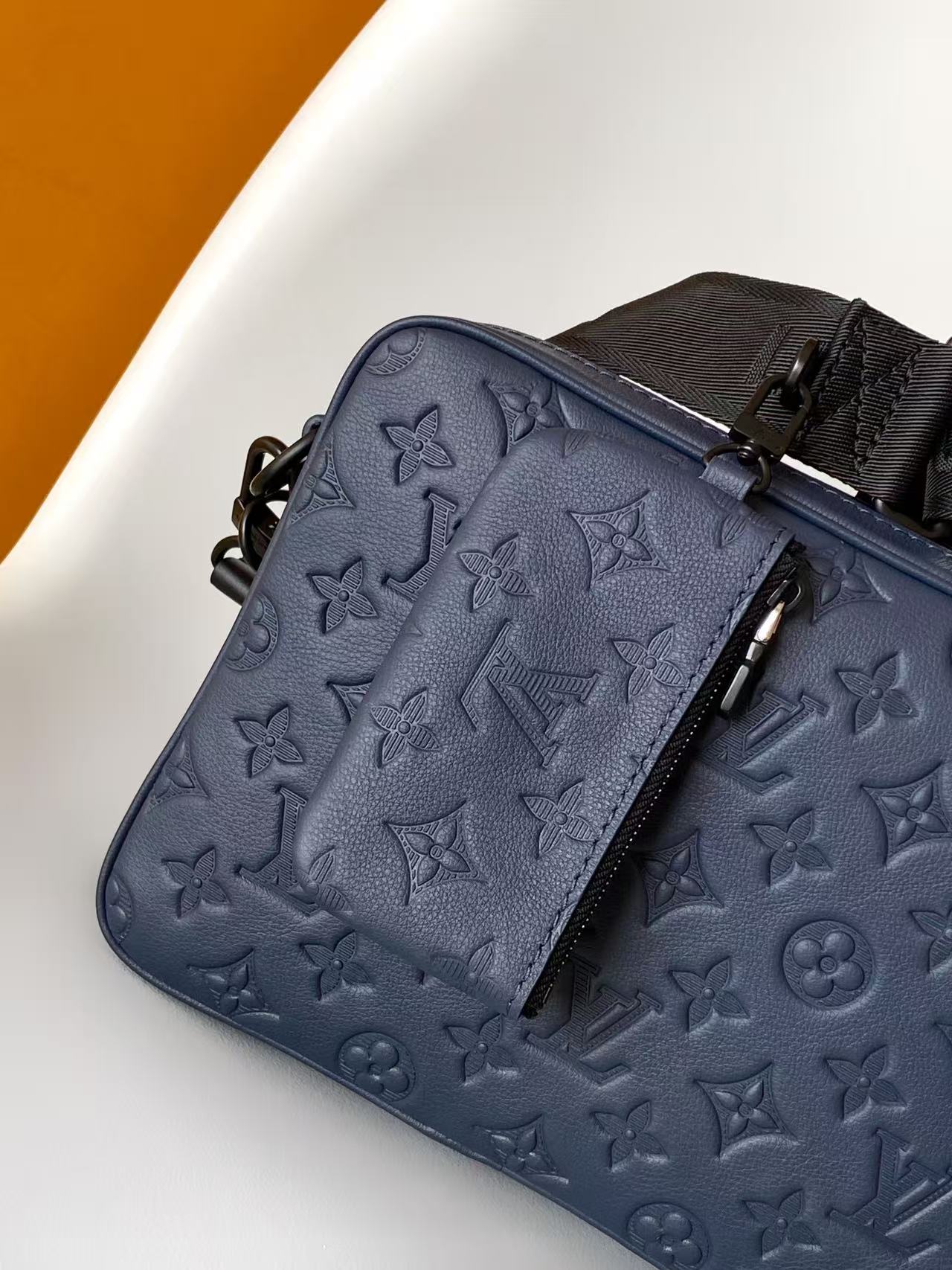 Louis Vuitton Messenger Bag Cow Leather Black M-s