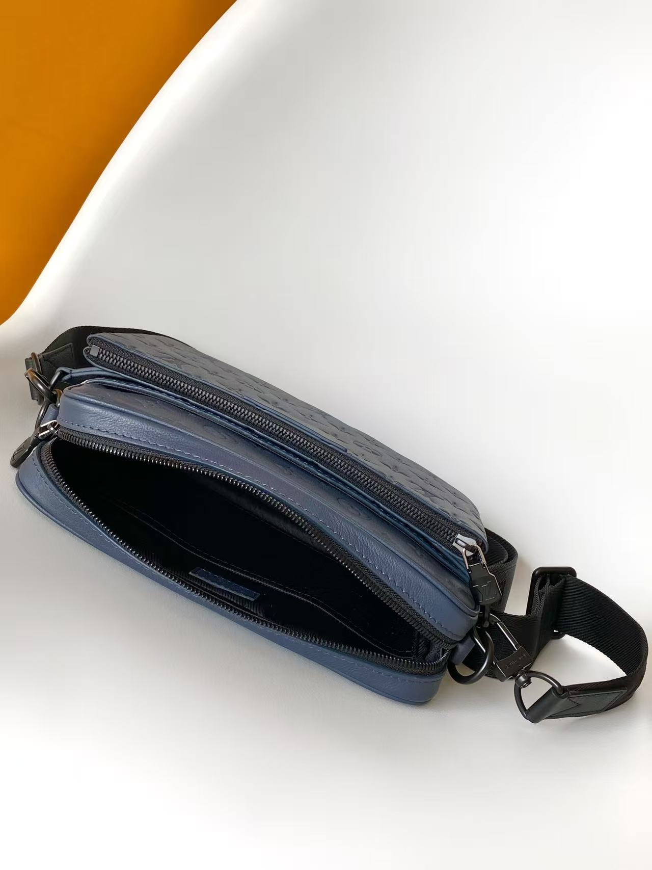 Louis Vuitton Messenger Bag Cow Leather Black M-s