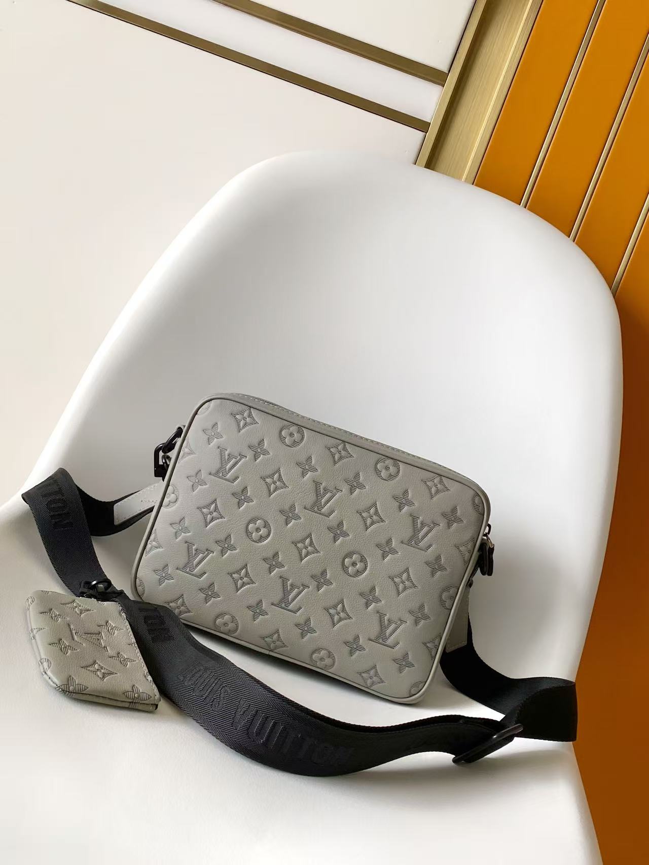 Louis Vuitton Messenger Bag Cow Leather Black M-s