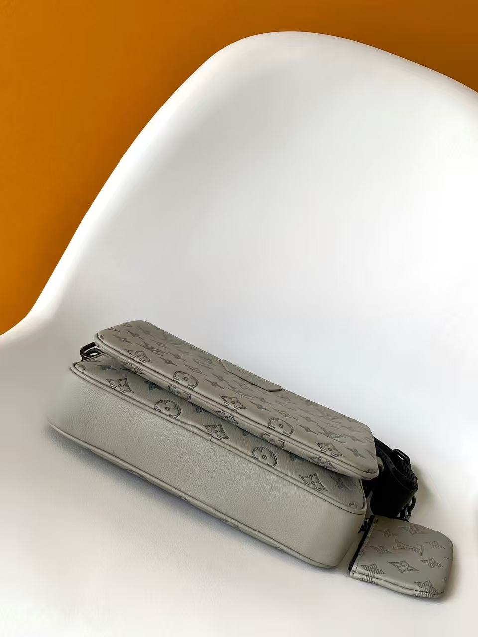 Louis Vuitton Messenger Bag Cow Leather Black M-s