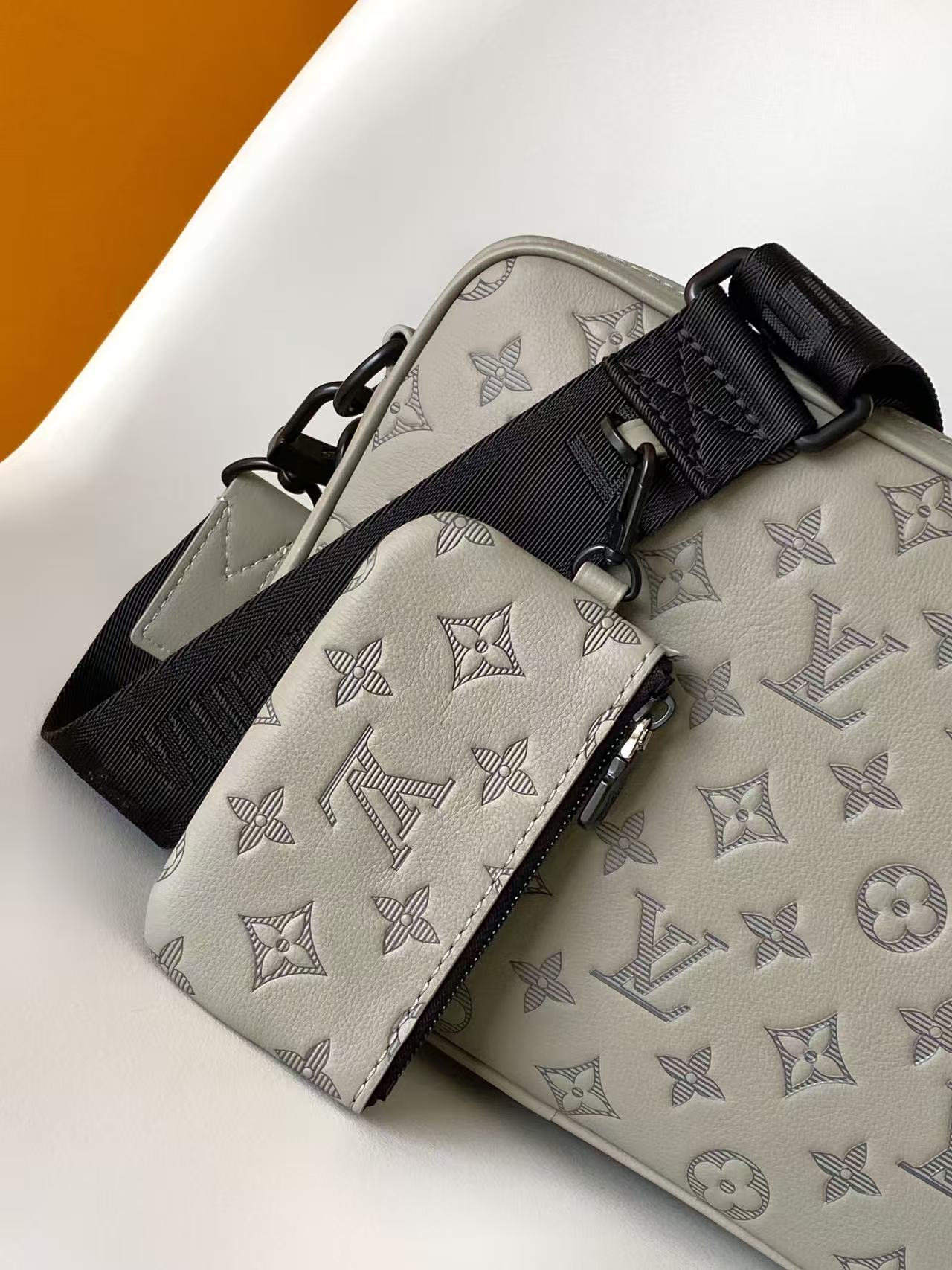 Louis Vuitton Messenger Bag Cow Leather Black M-s