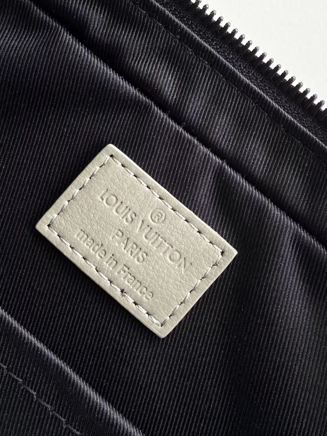 Louis Vuitton Messenger Bag Cow Leather Black M-s