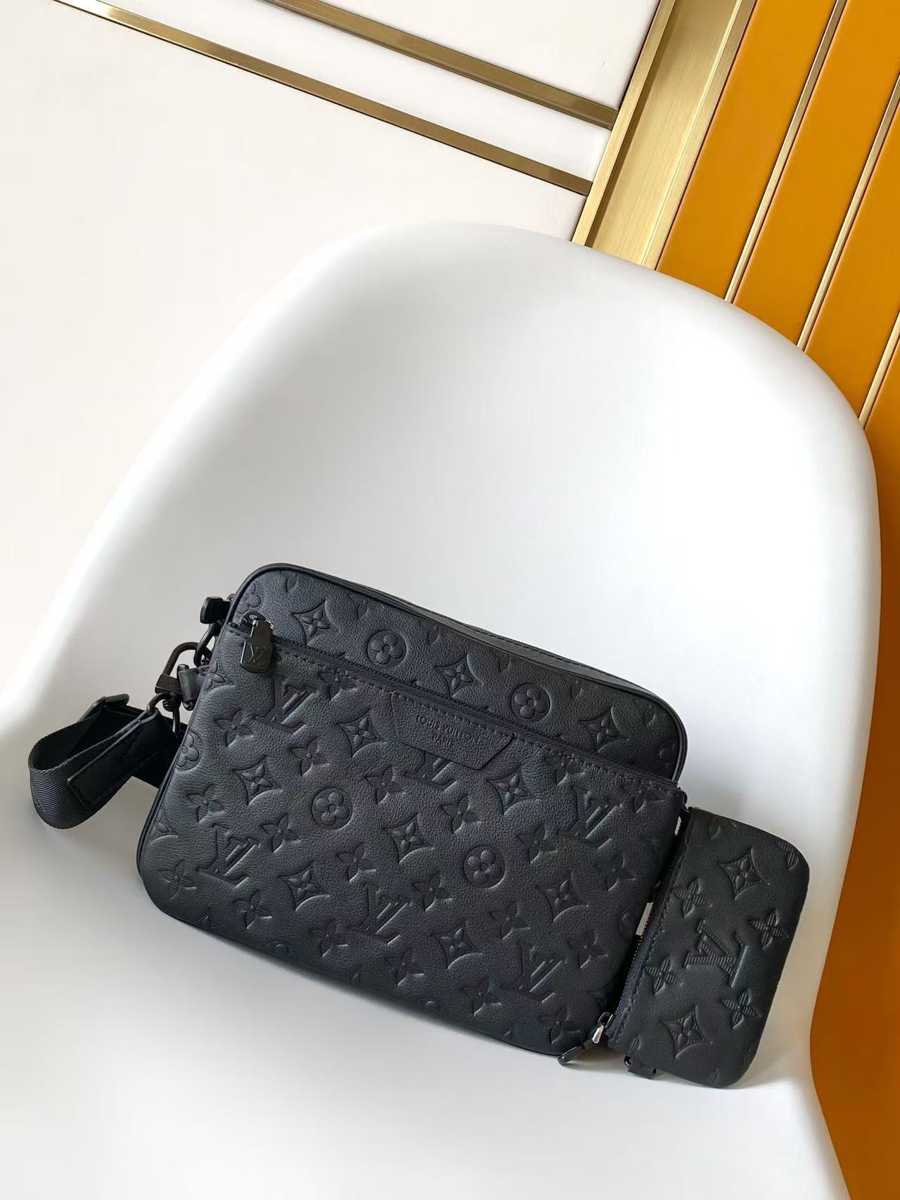 Louis Vuitton Messenger Bag Cow Leather Black M-s