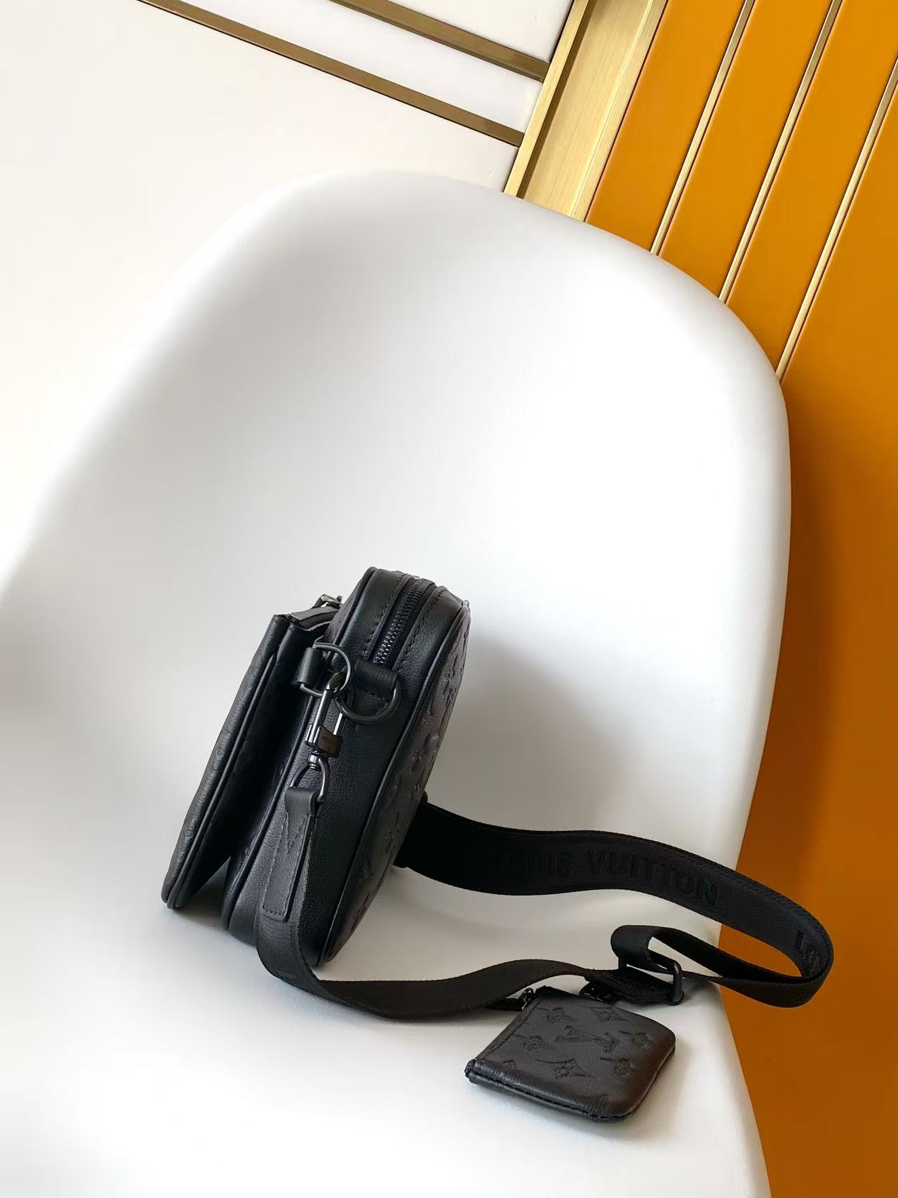 Louis Vuitton Messenger Bag Cow Leather Black M-s