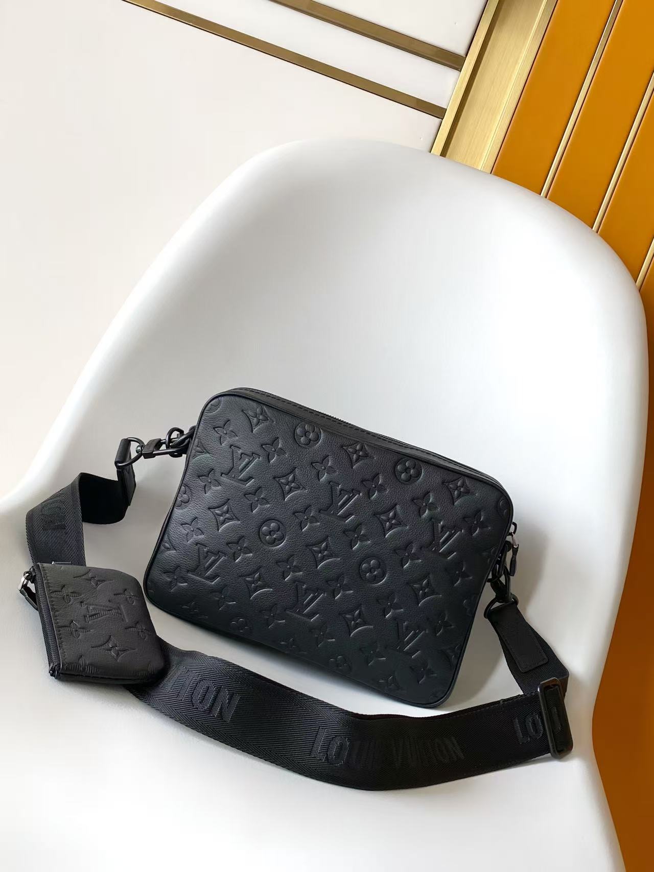 Louis Vuitton Messenger Bag Cow Leather Black M-s