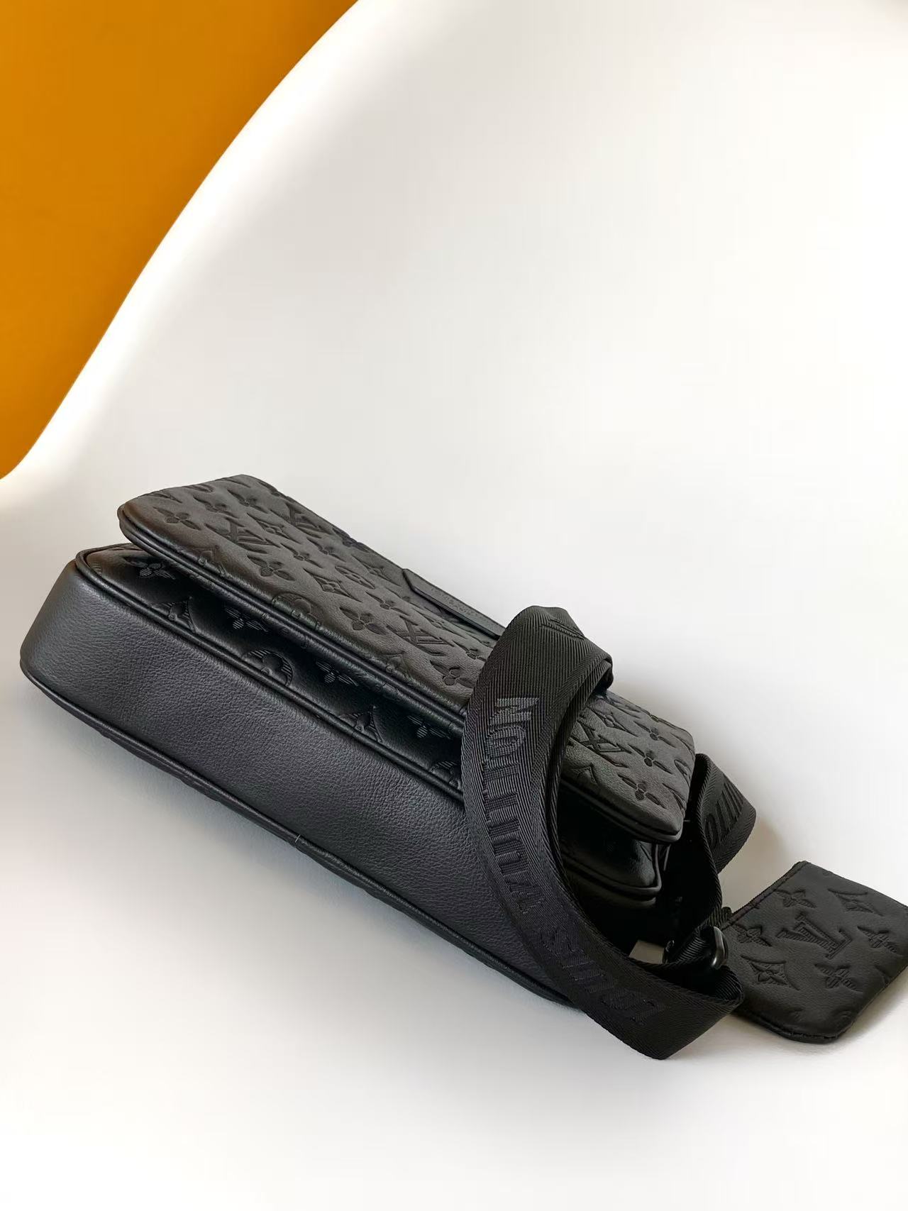 Louis Vuitton Messenger Bag Cow Leather Black M-s