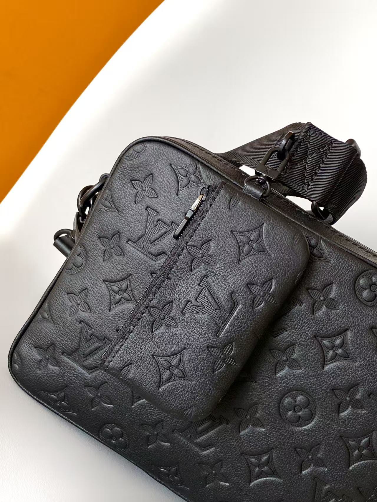 Louis Vuitton Messenger Bag Cow Leather Black M-s