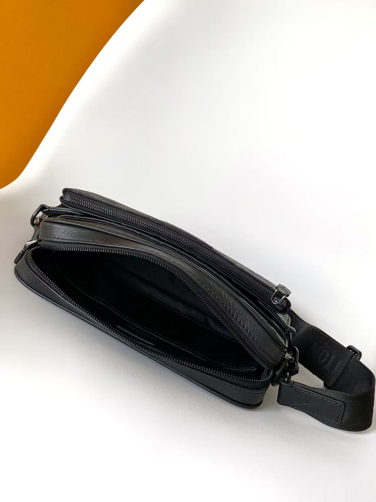 Louis Vuitton Messenger Bag Cow Leather Black M-s