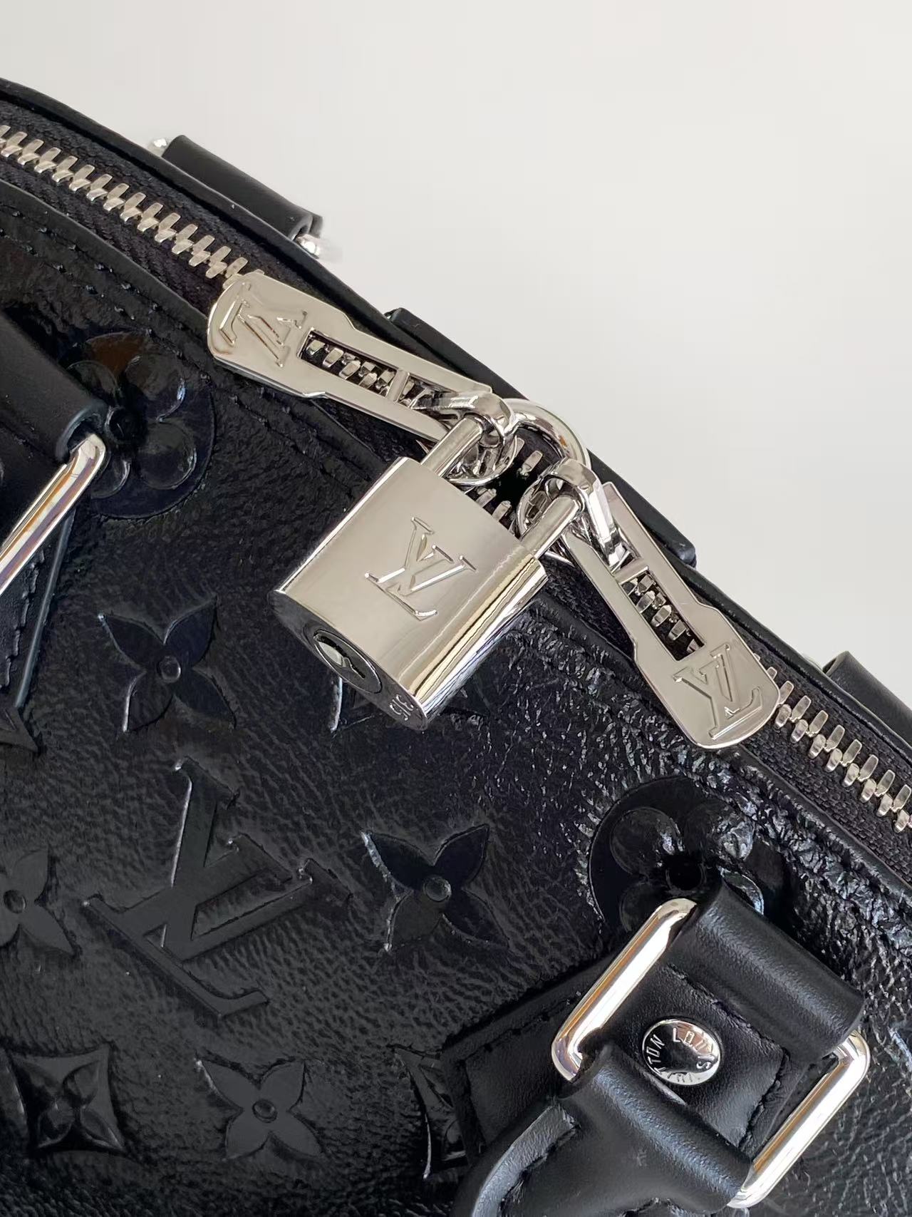 Louis Vuitton Basic Bag Cow Leather M-l-s