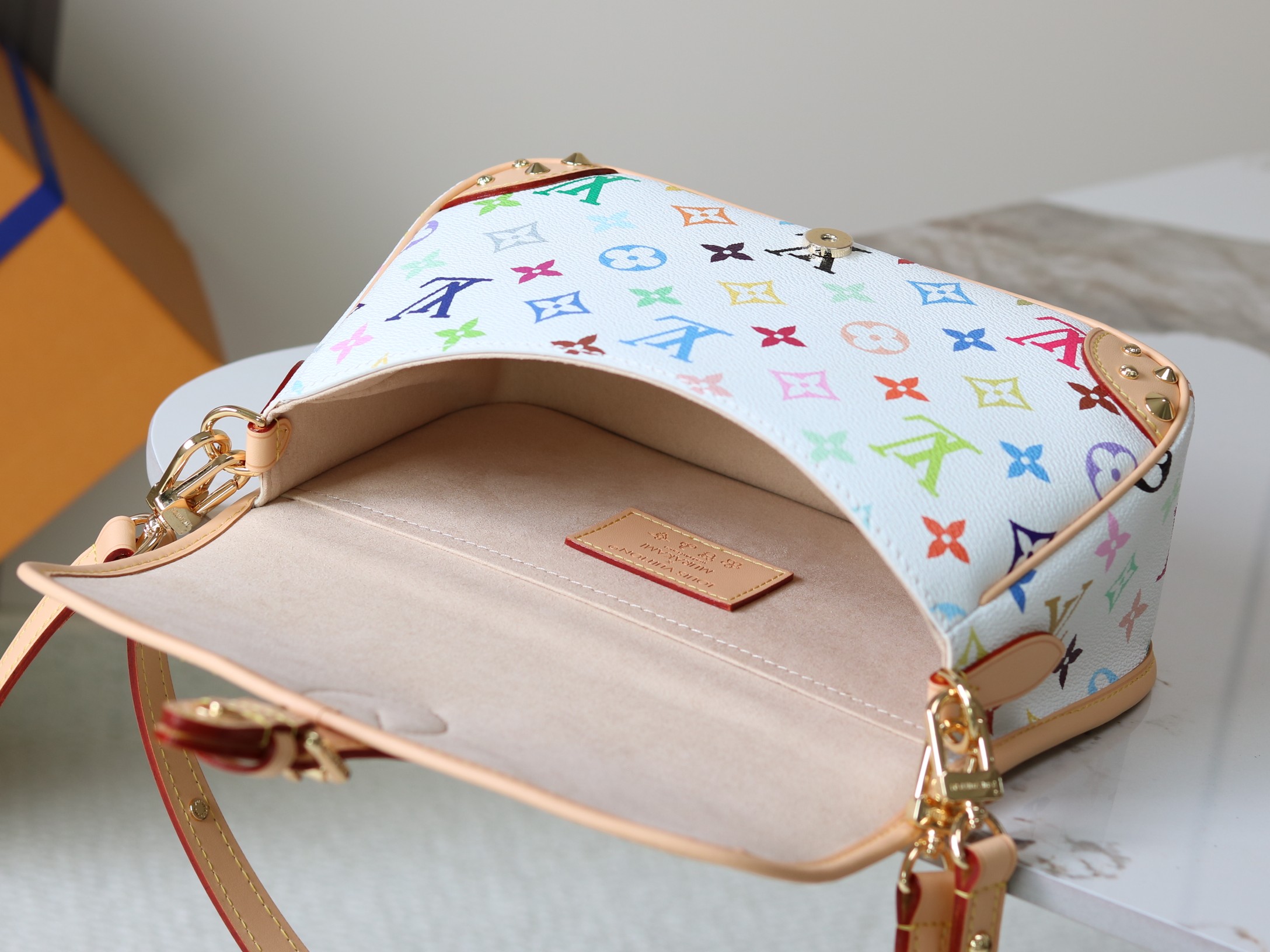 Louis Vuitton Basic Bag Canvas M