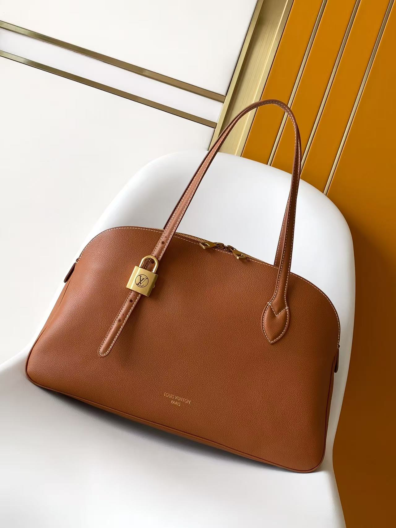 Basic Bag Cow Leather Black M-l
