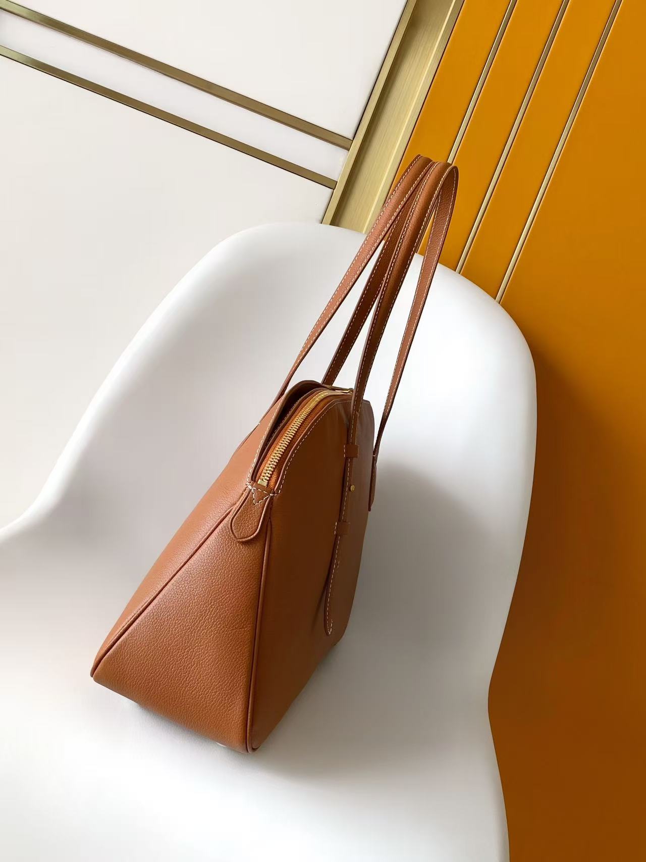 Basic Bag Cow Leather Black M-l