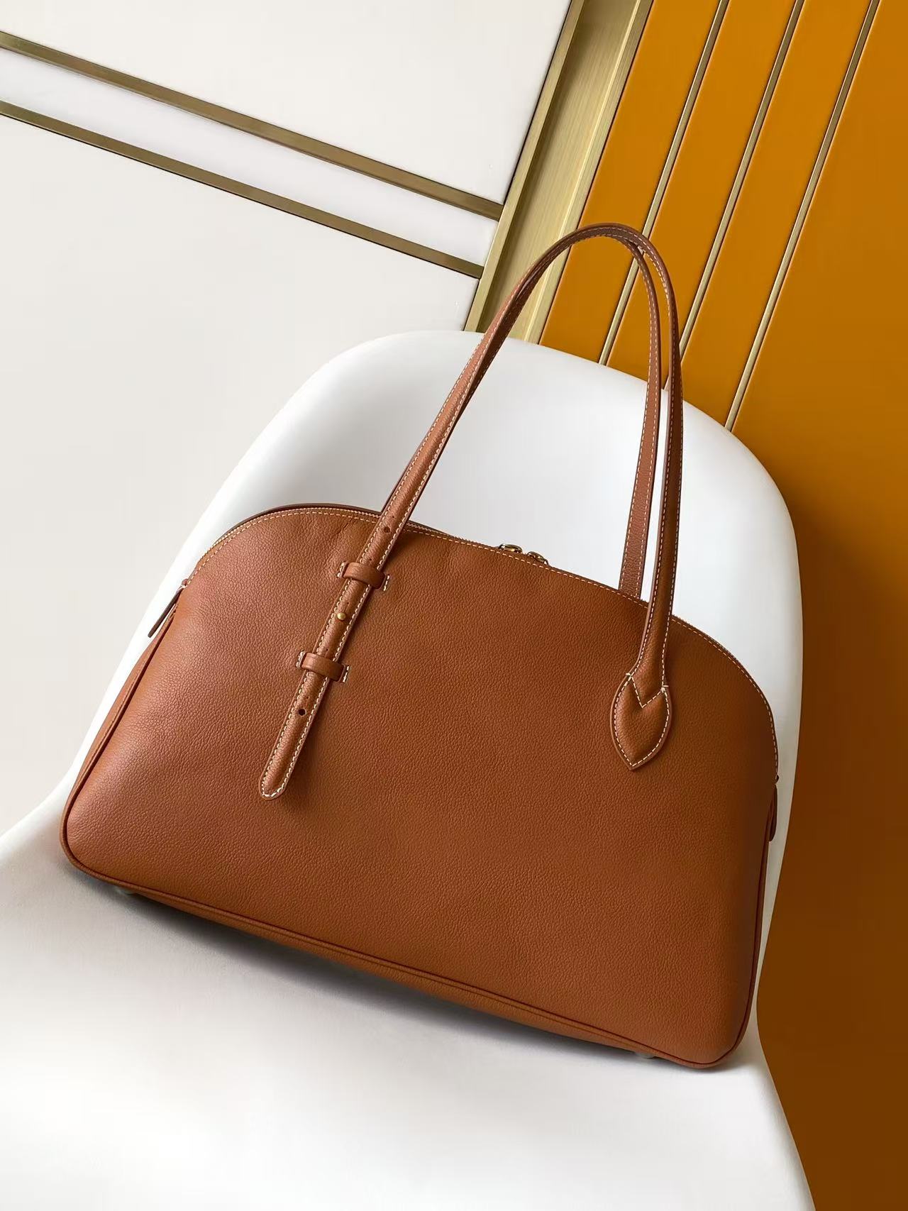 Basic Bag Cow Leather Black M-l