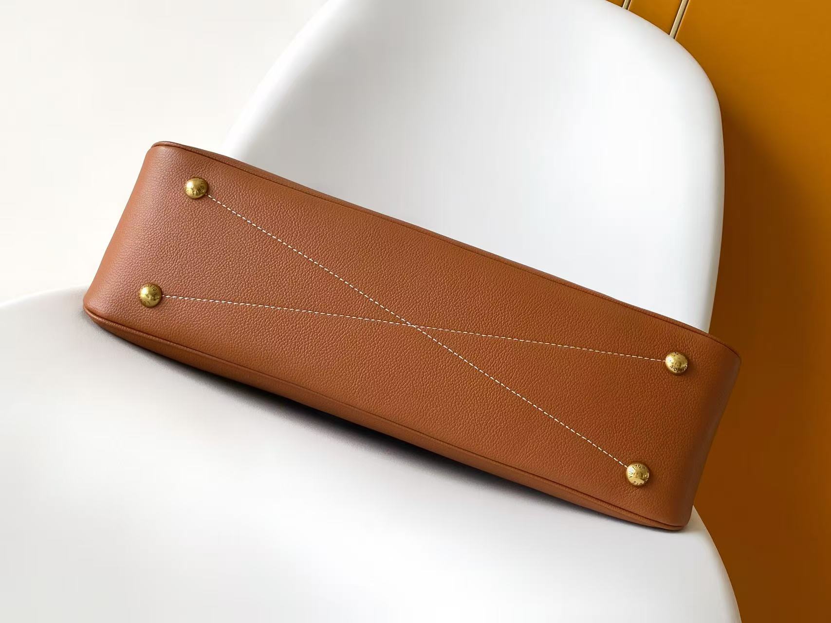 Basic Bag Cow Leather Black M-l