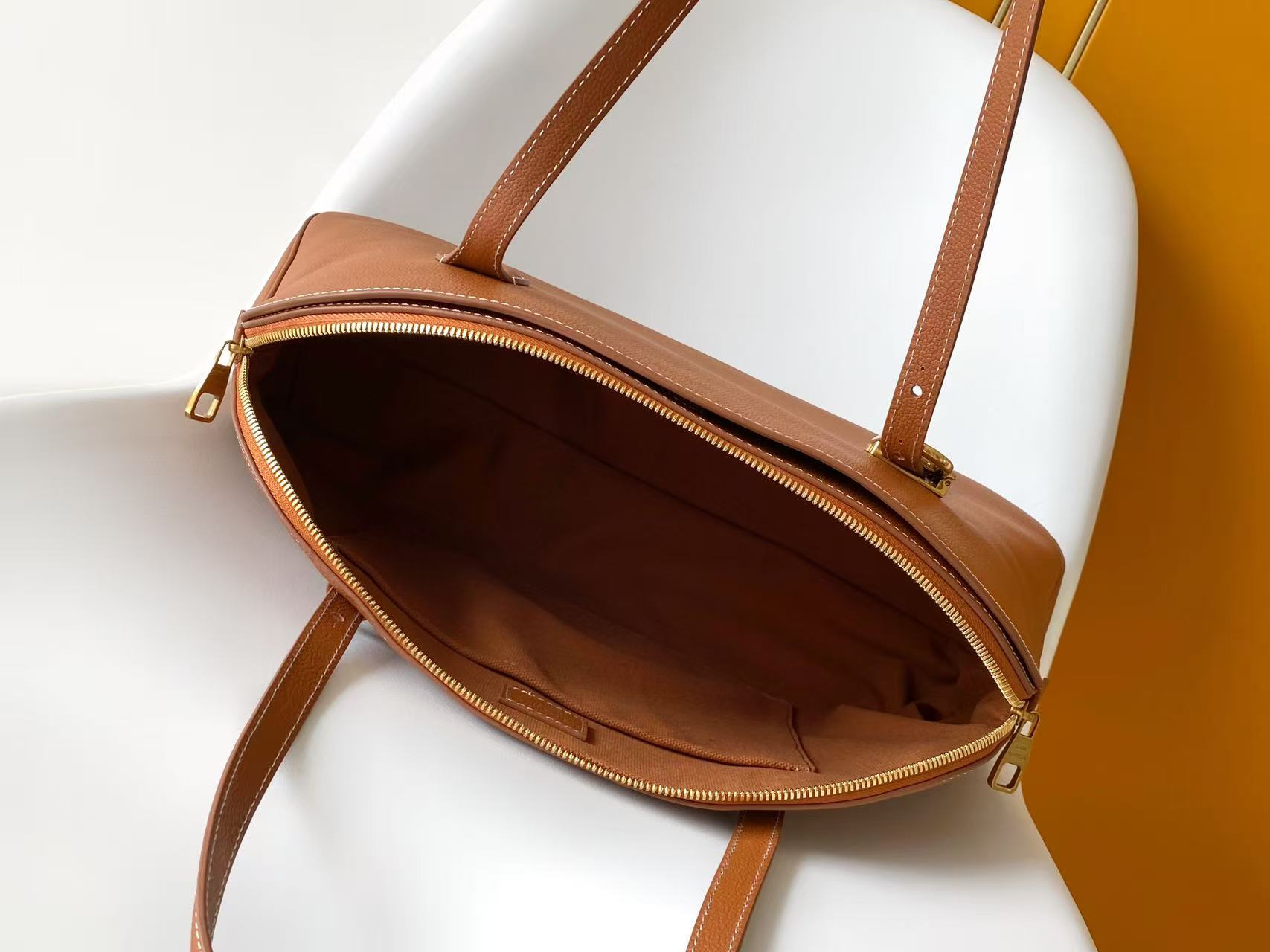 Basic Bag Cow Leather Black M-l