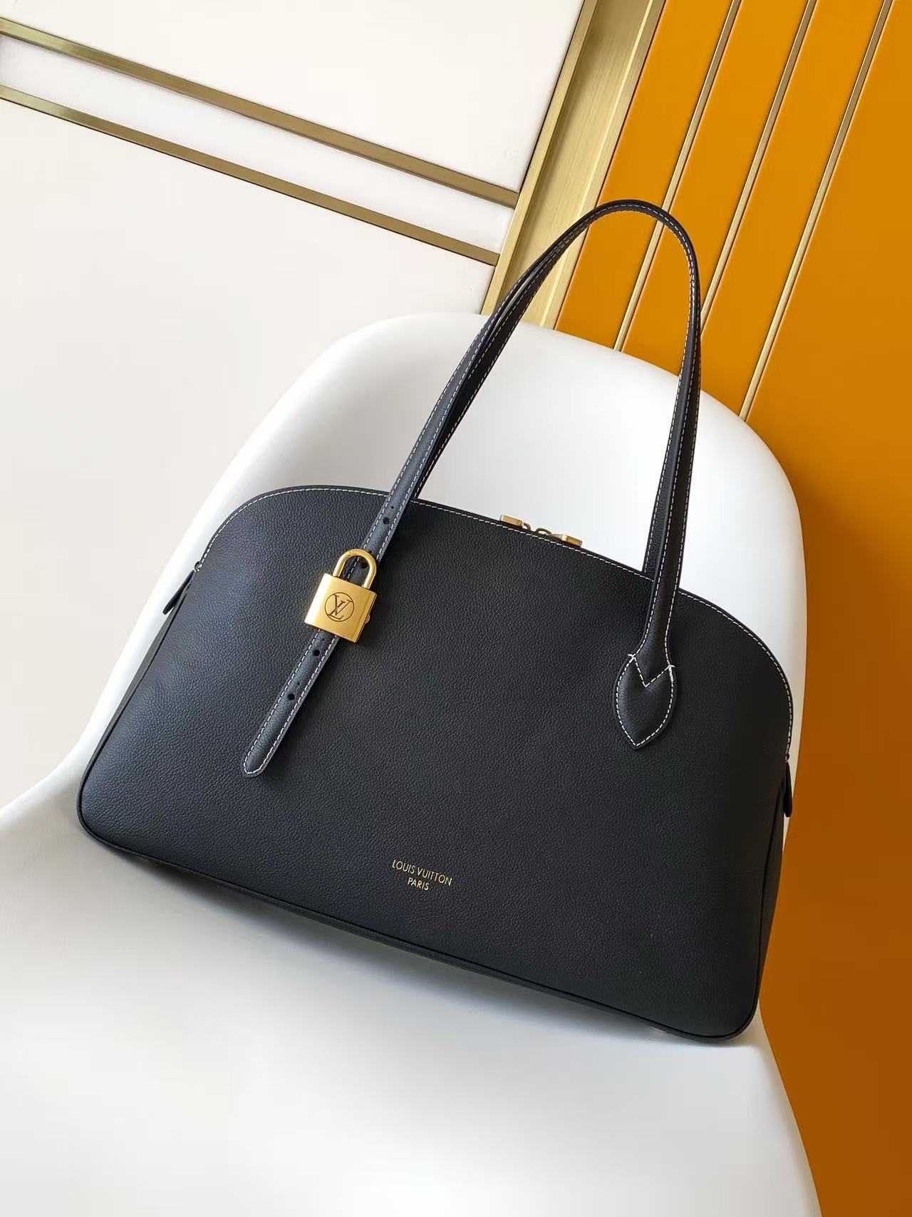 Basic Bag Cow Leather Black M-l