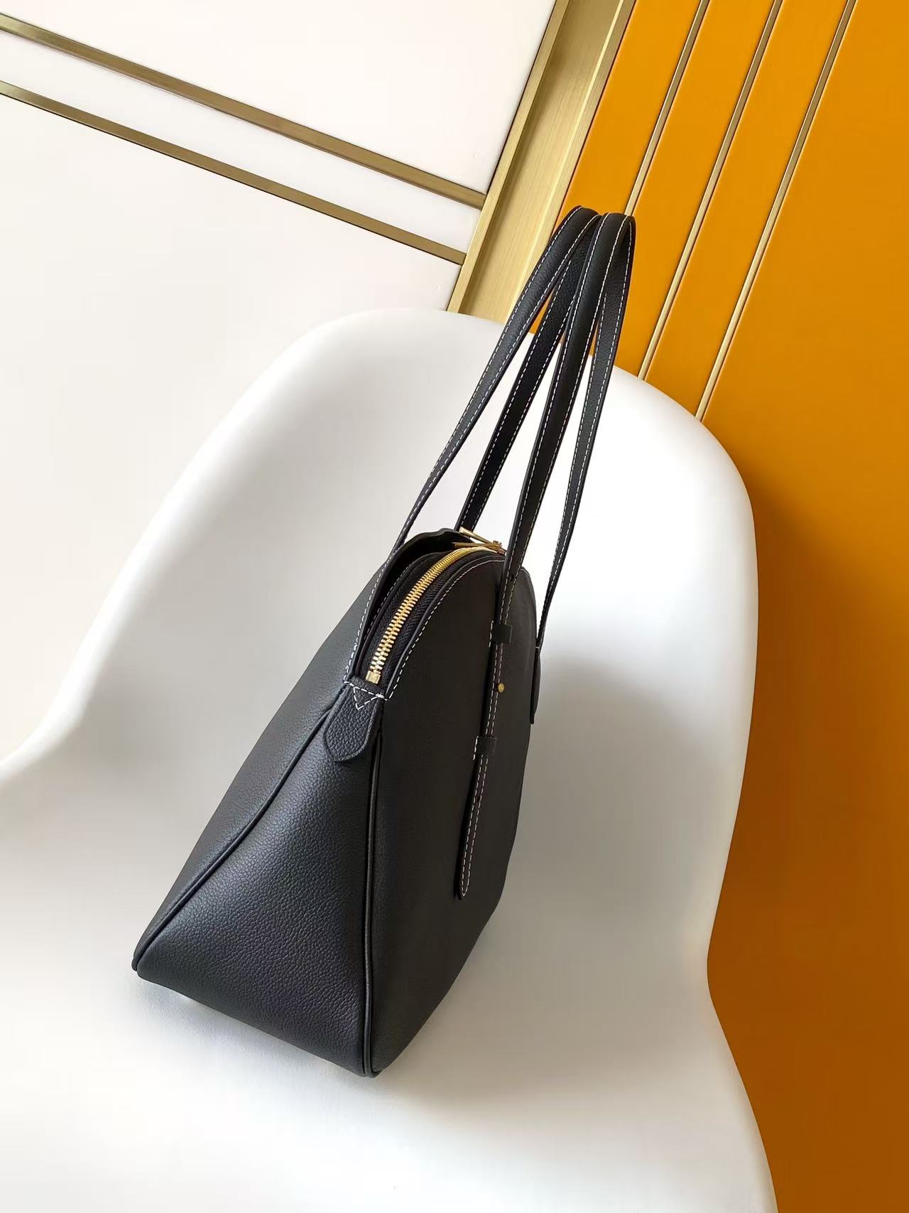 Basic Bag Cow Leather Black M-l