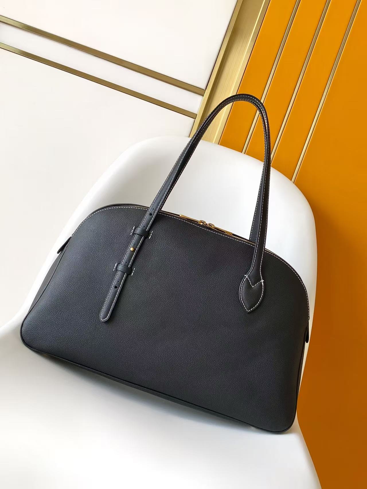 Basic Bag Cow Leather Black M-l