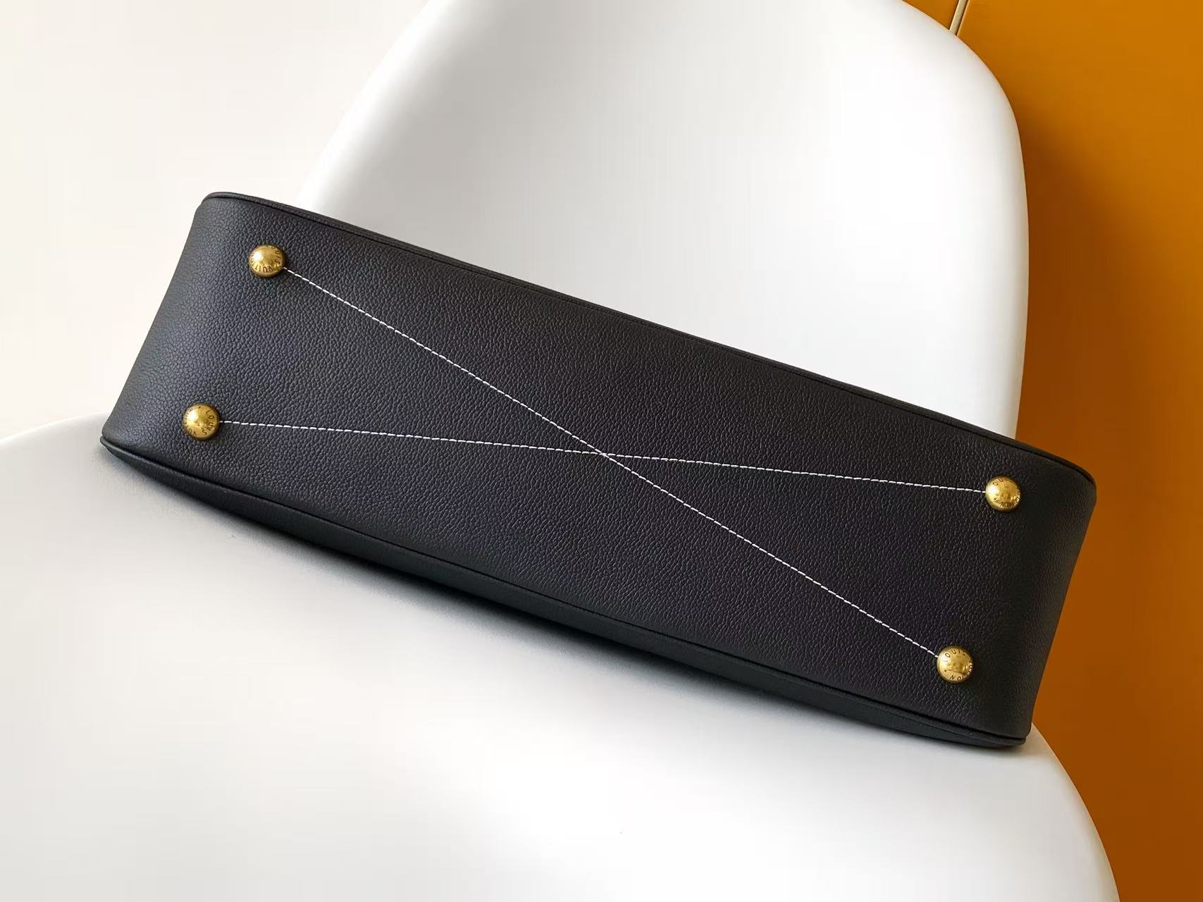 Basic Bag Cow Leather Black M-l