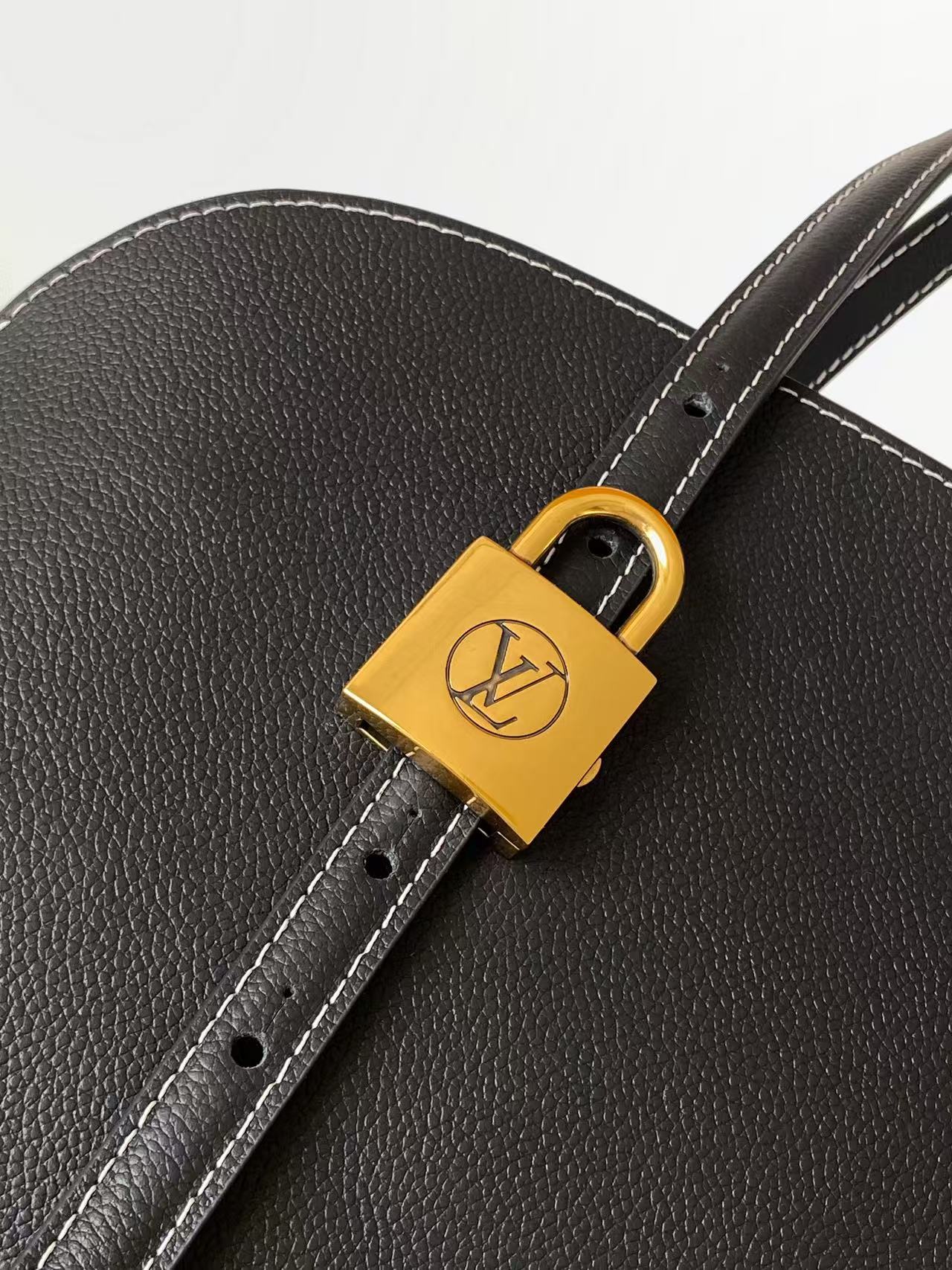 Basic Bag Cow Leather Black M-l