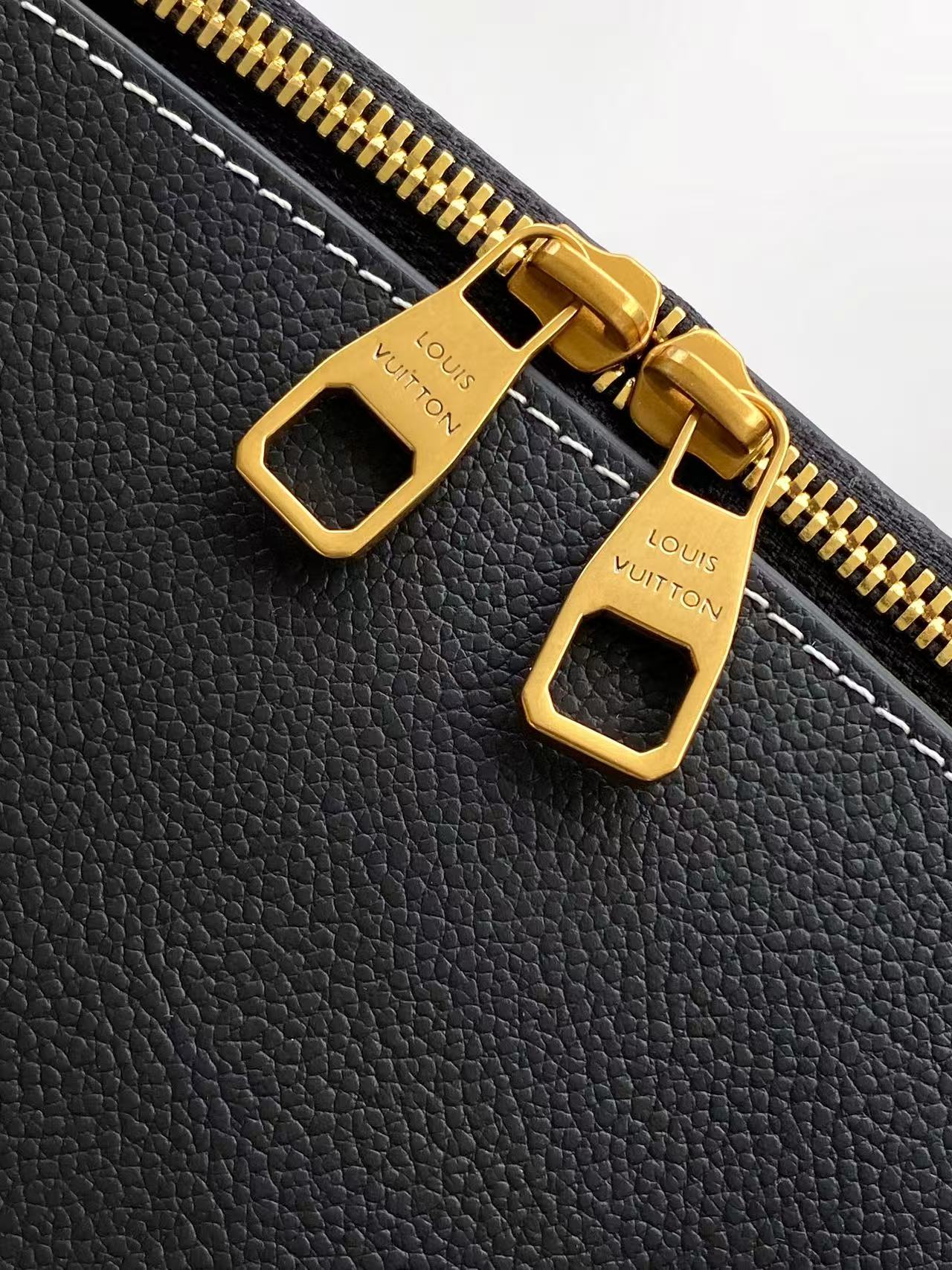 Basic Bag Cow Leather Black M-l