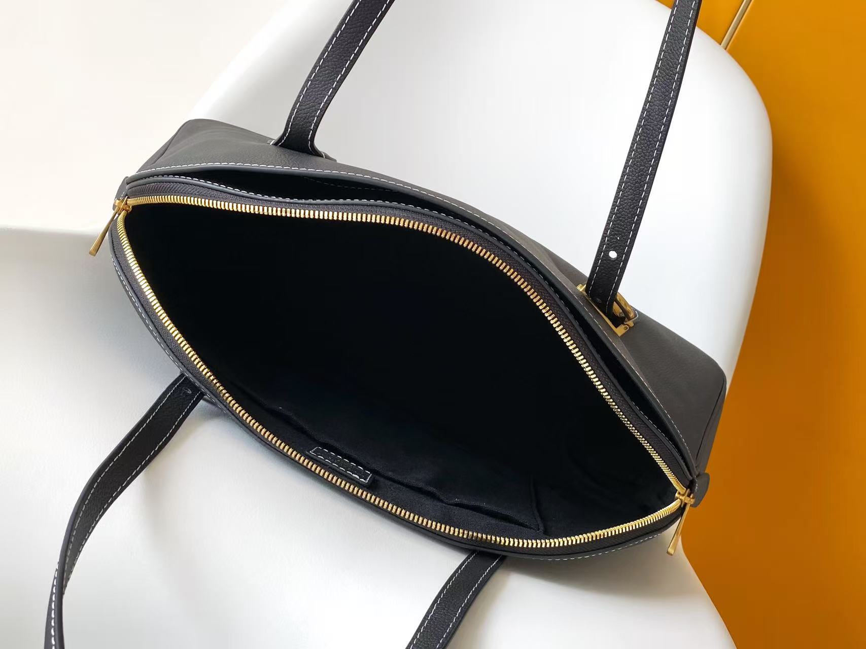Basic Bag Cow Leather Black M-l