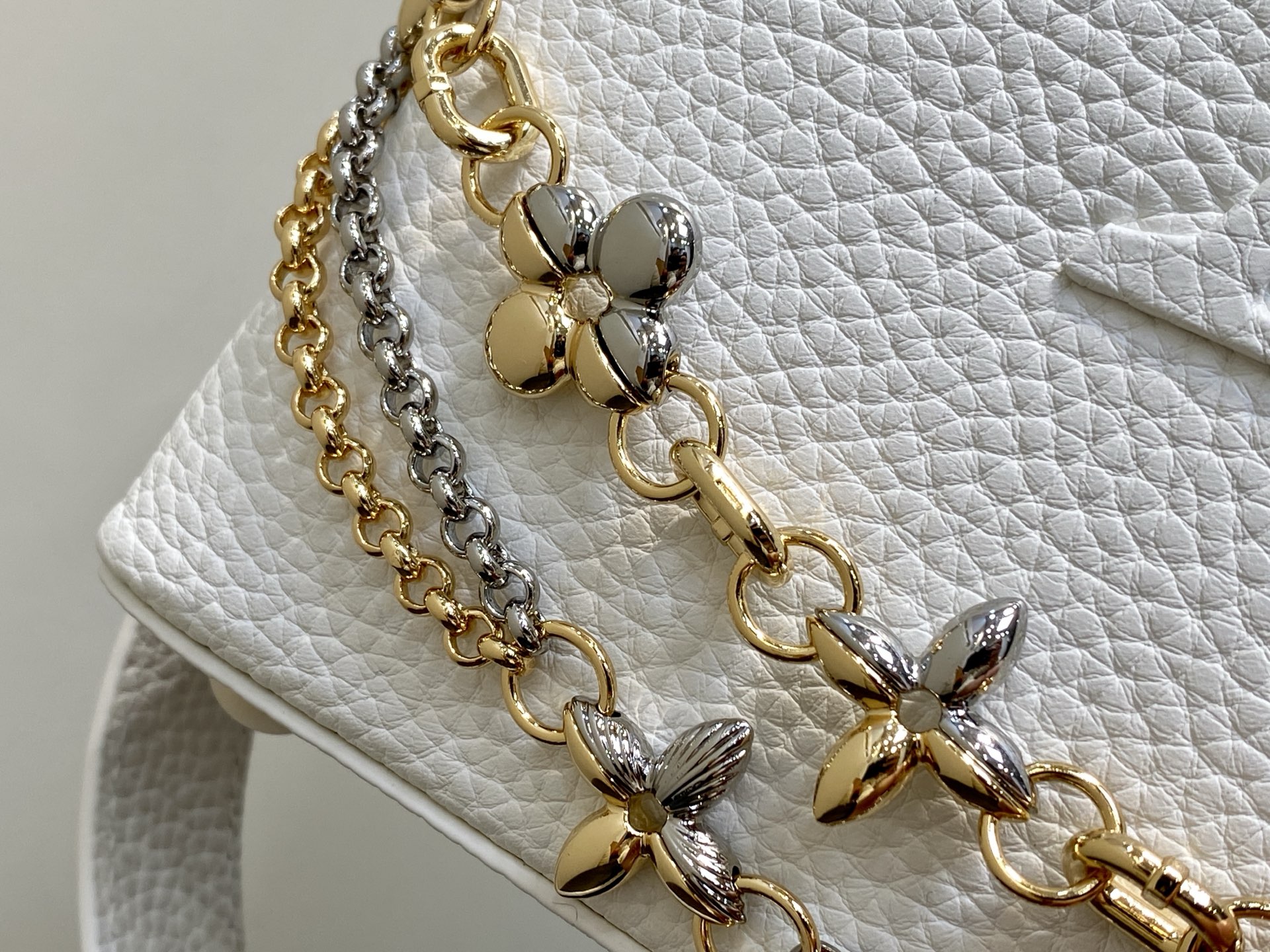 Louis Vuitton Basic Bag White M-l-s