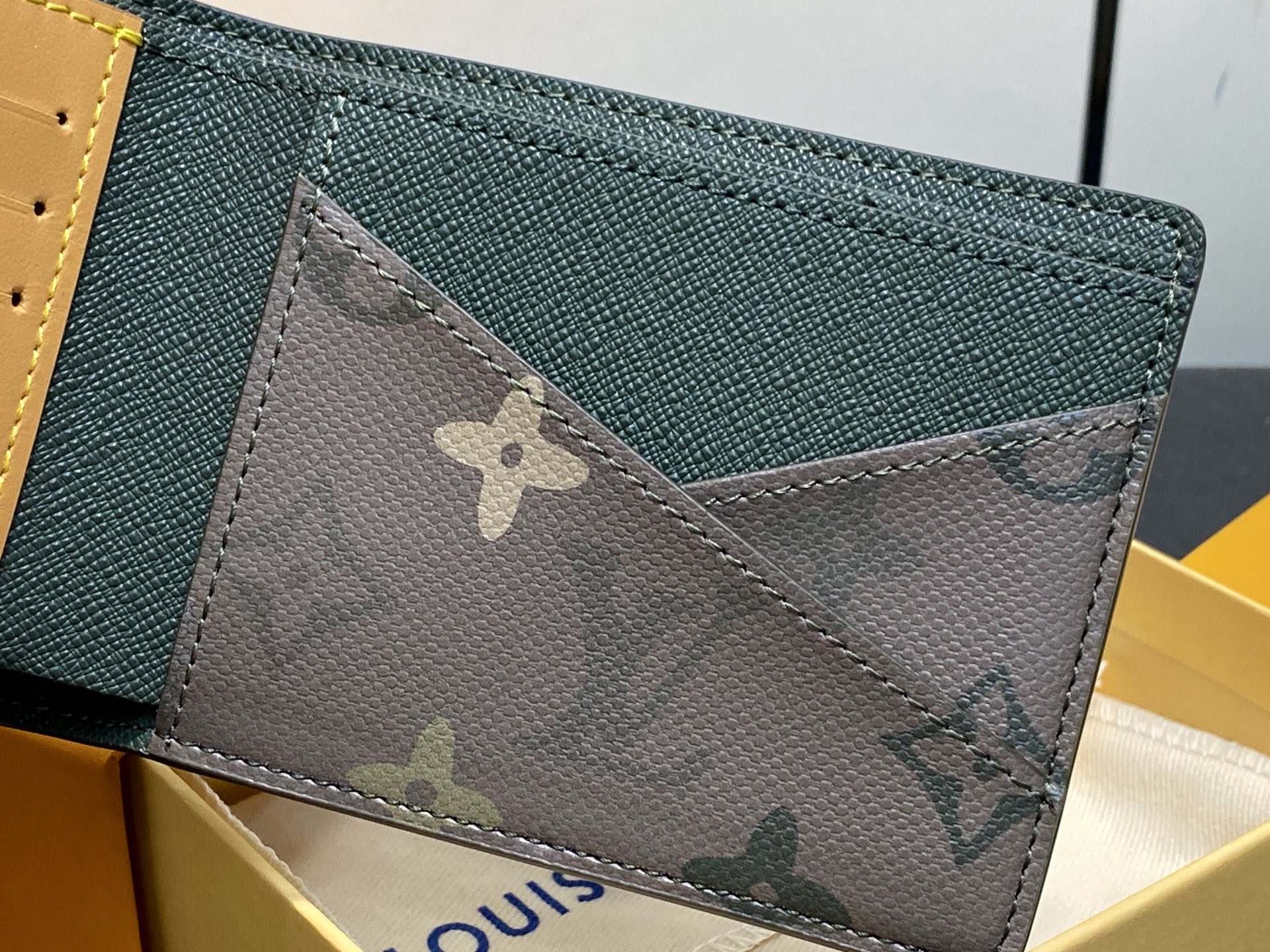 Louis Vuitton Basic Bag Canvas Green M-l-s