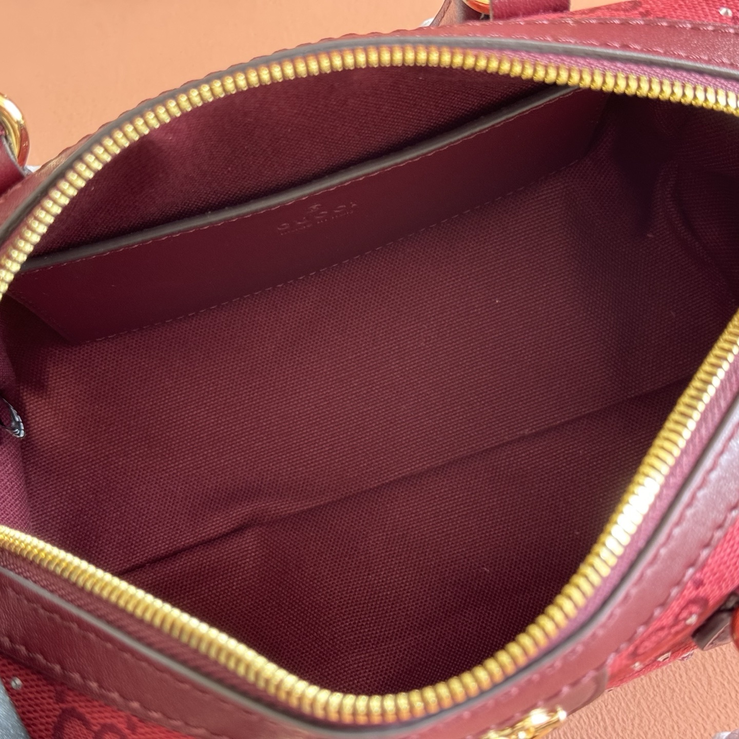 Gucci Basic Bag Canvas Gold S