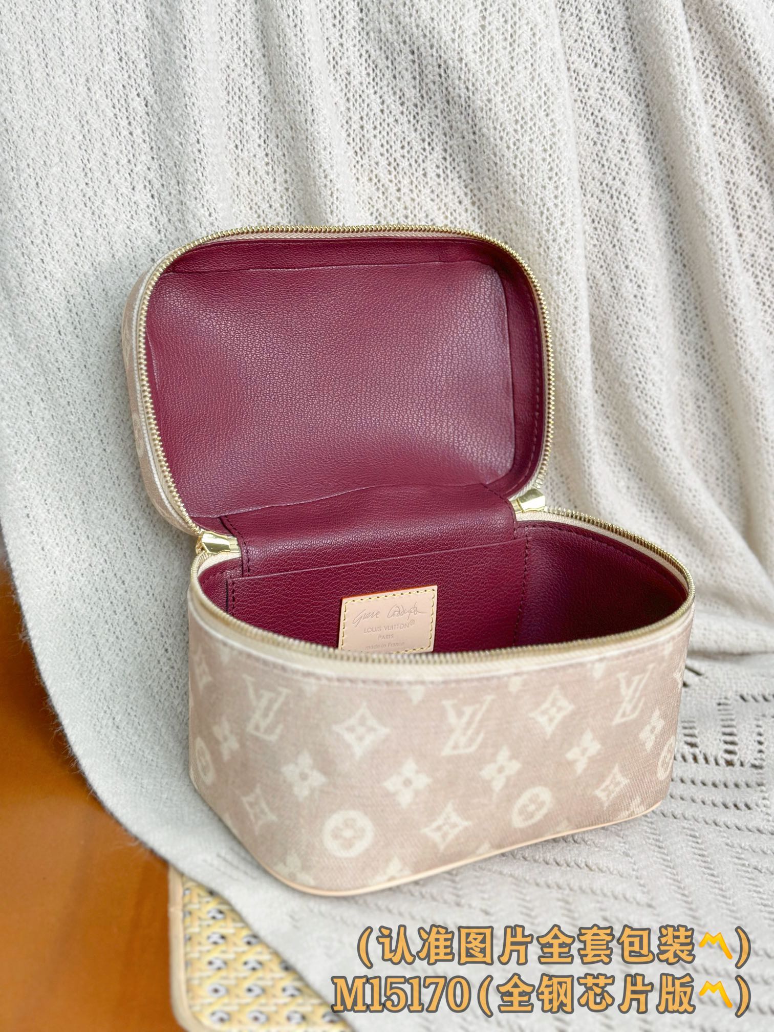 Louis Vuitton Basic Bag Canvas M