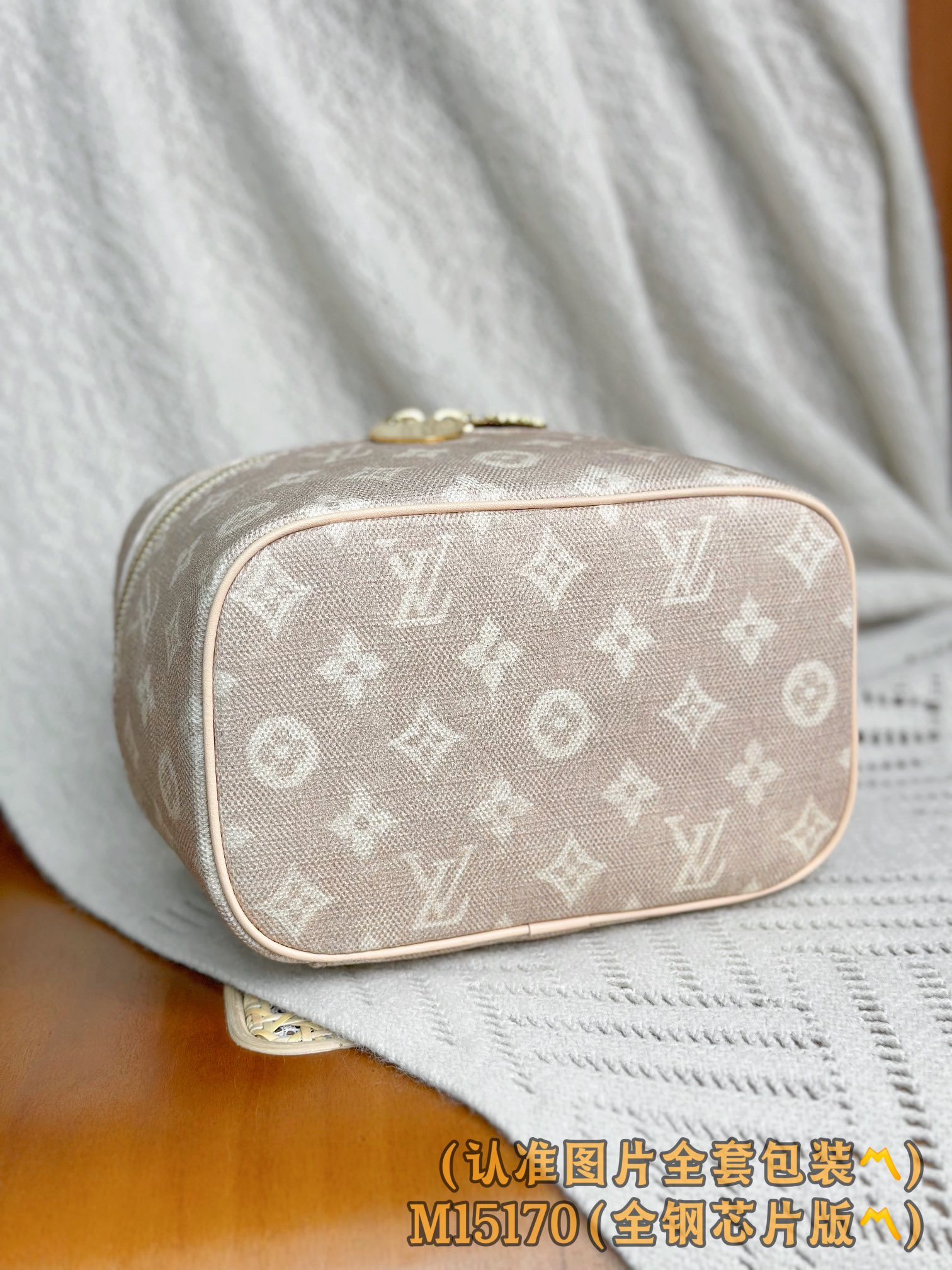 Louis Vuitton Basic Bag Canvas M