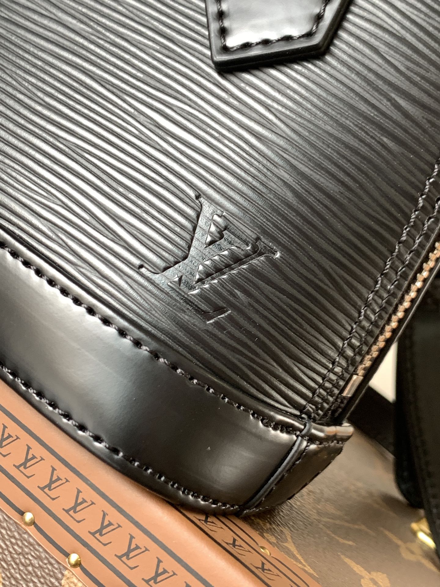 Louis Vuitton Basic Bag Cow Leather Black M-l-s