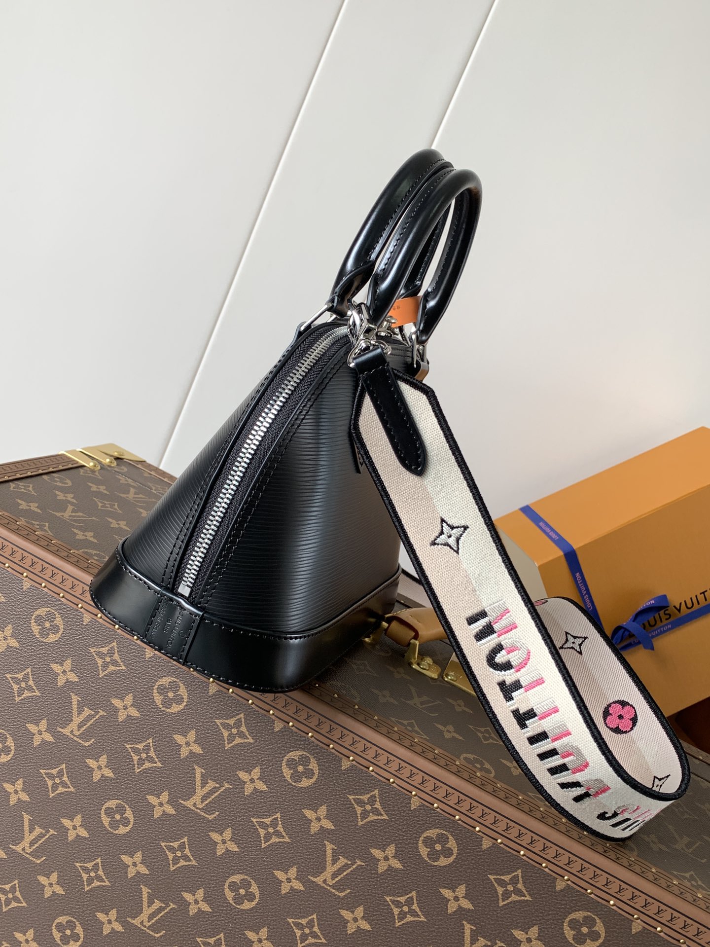 Louis Vuitton Basic Bag Cow Leather Black M-l