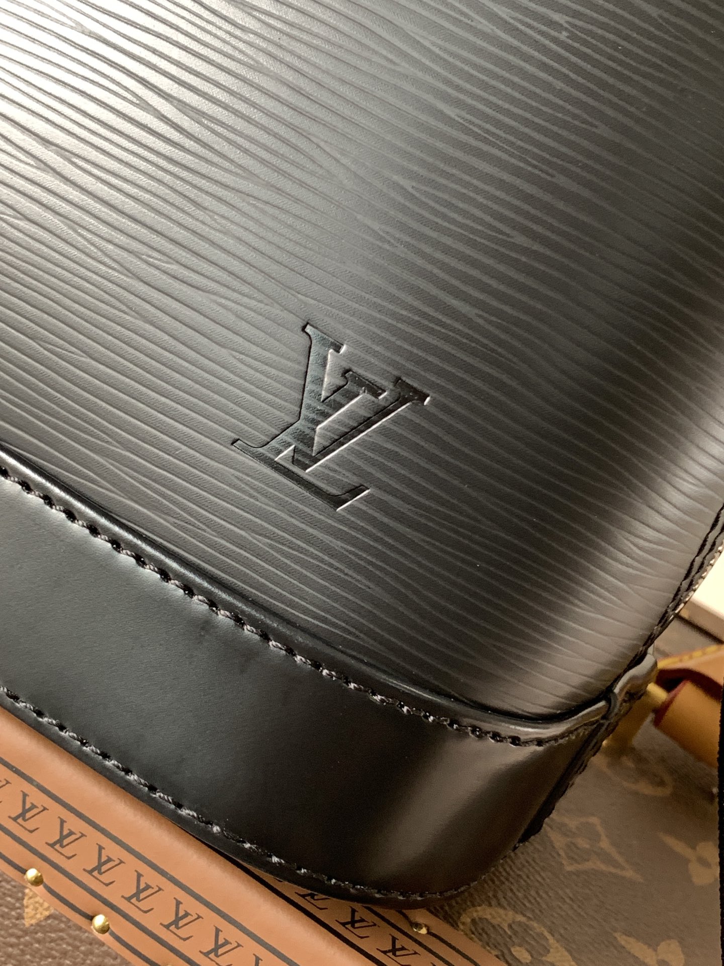 Louis Vuitton Basic Bag Cow Leather Black M-l