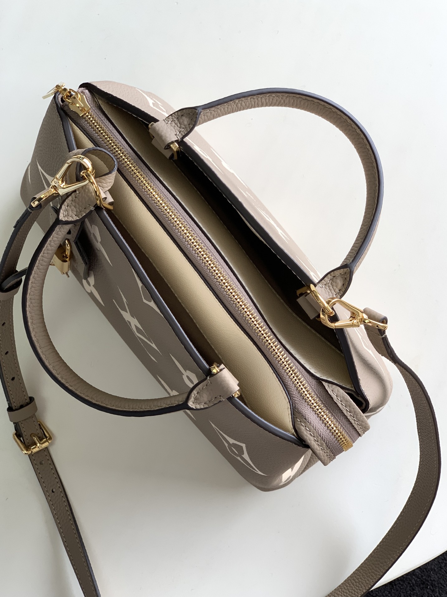 Louis Vuitton Basic Bag Black M-l-s