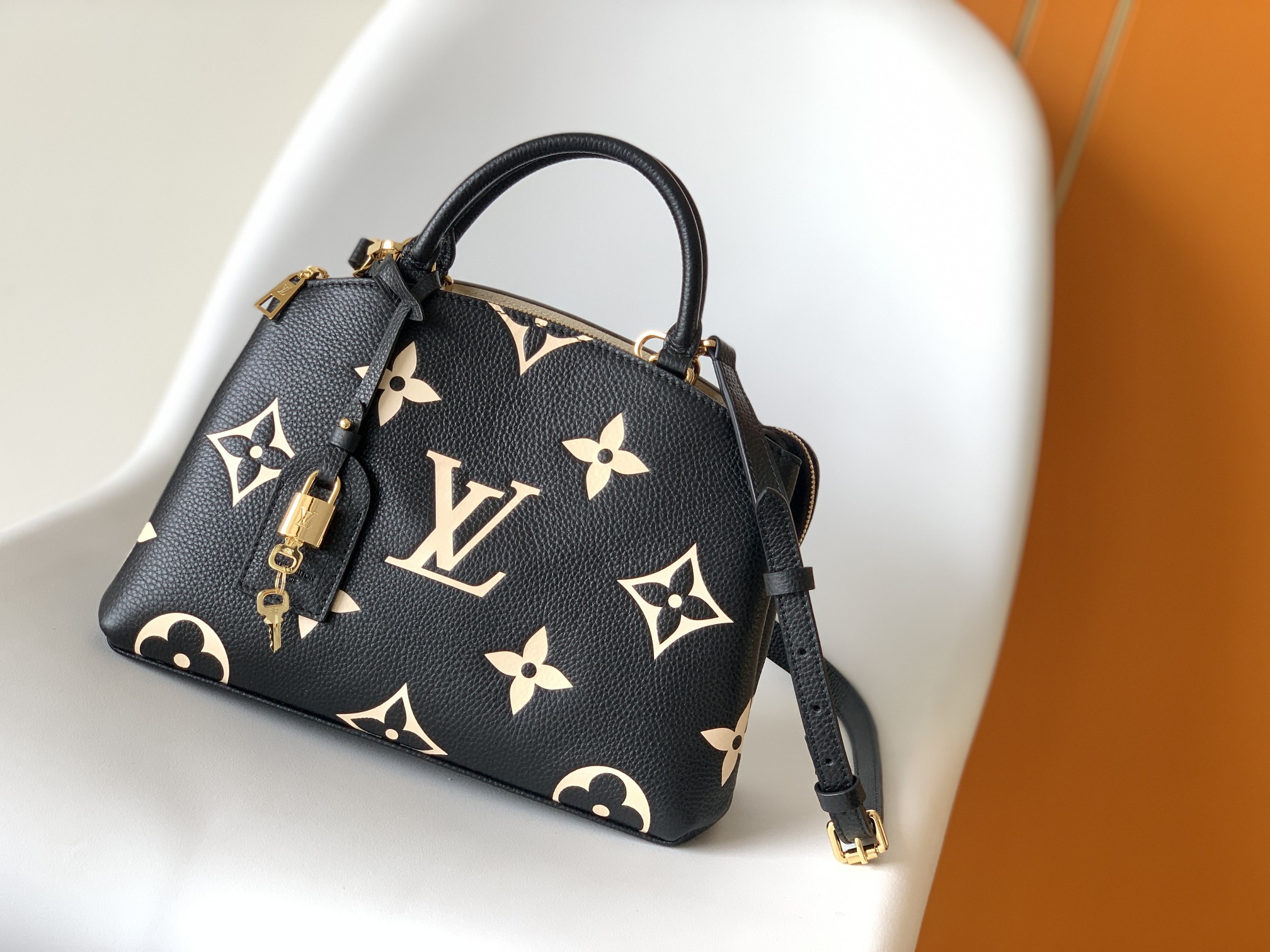 Louis Vuitton Basic Bag Black M-l-s