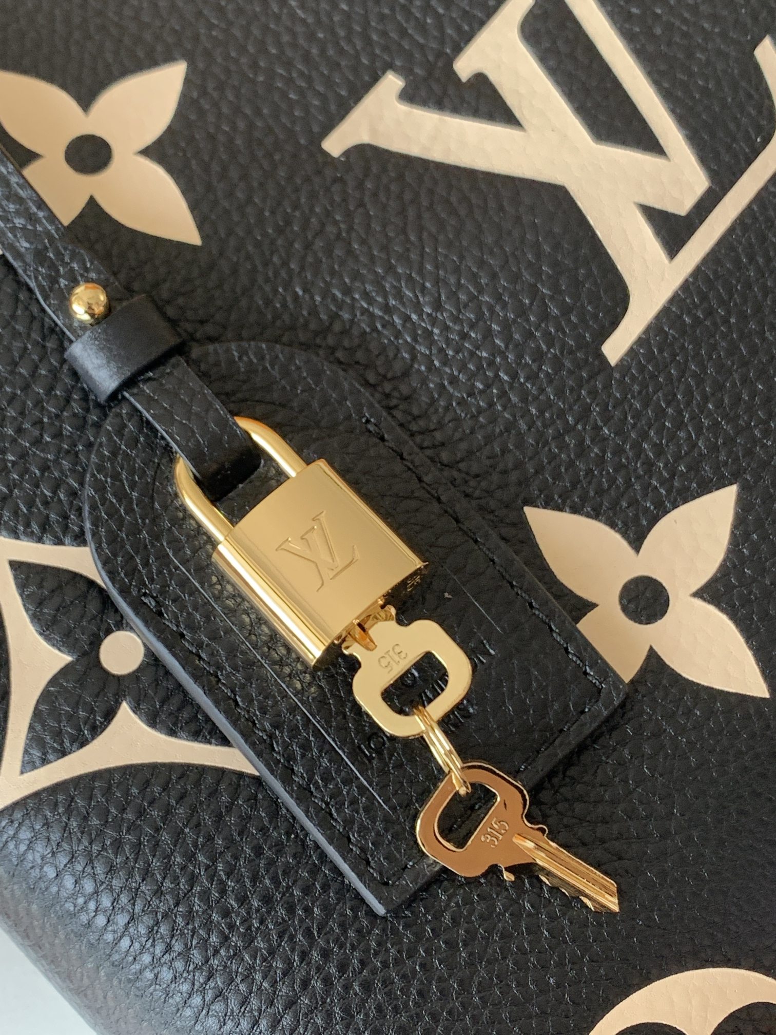 Louis Vuitton Basic Bag Black M-l-s
