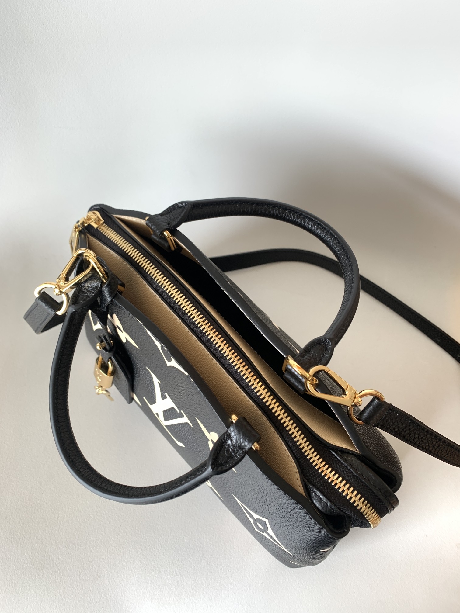 Louis Vuitton Basic Bag Black M-l-s