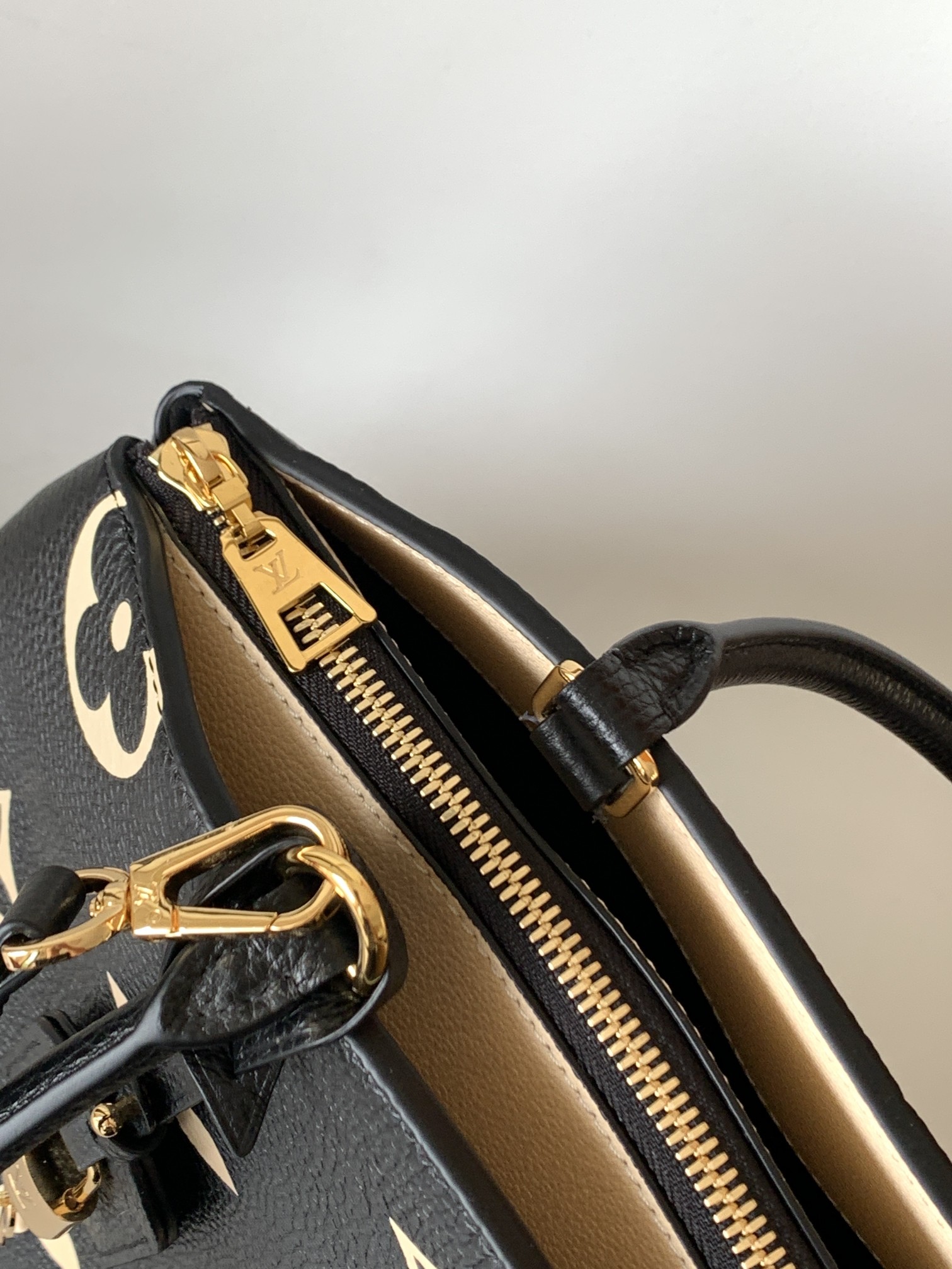 Louis Vuitton Basic Bag Black M-l-s