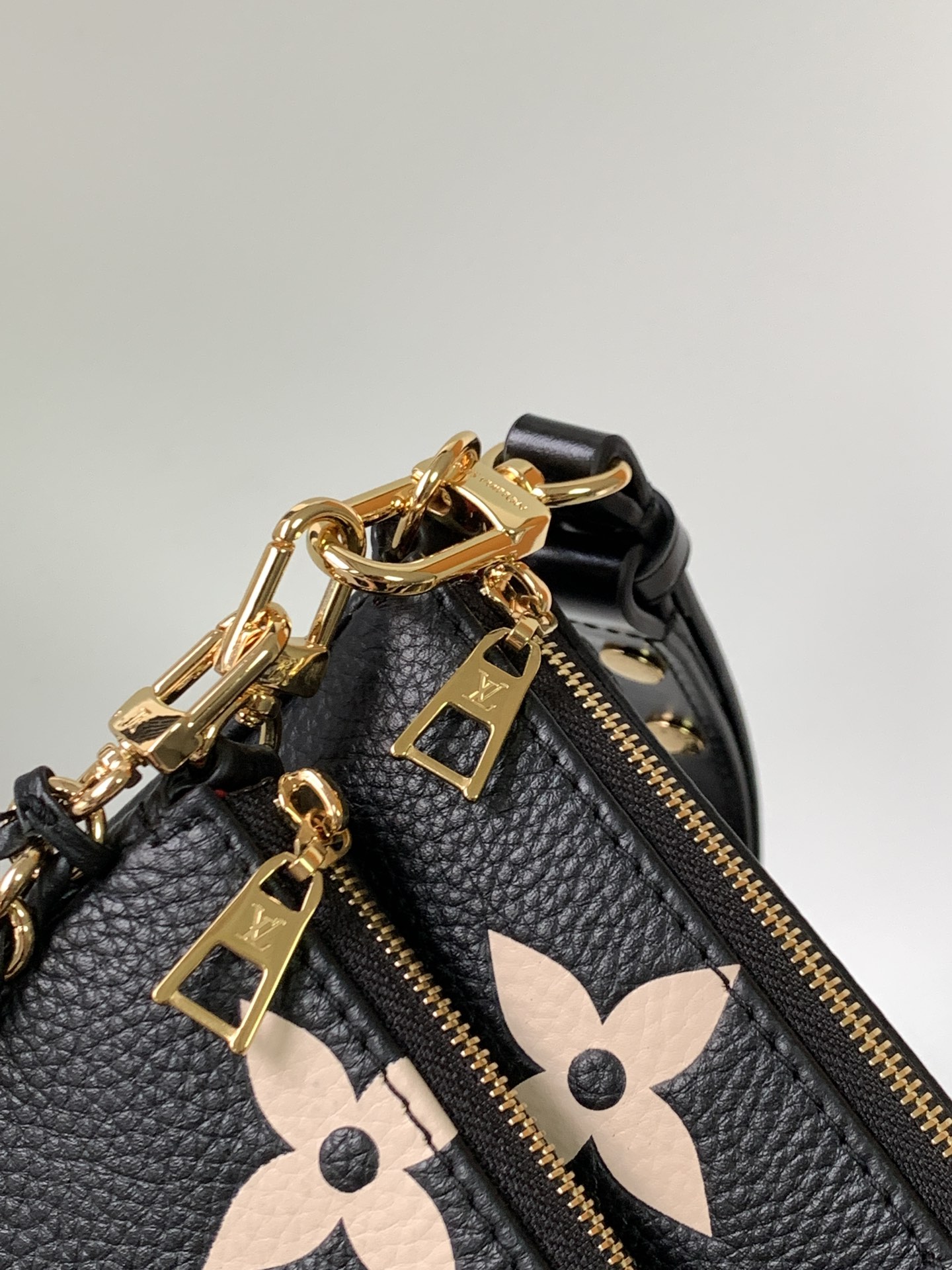 Louis Vuitton Basic Bag Black M
