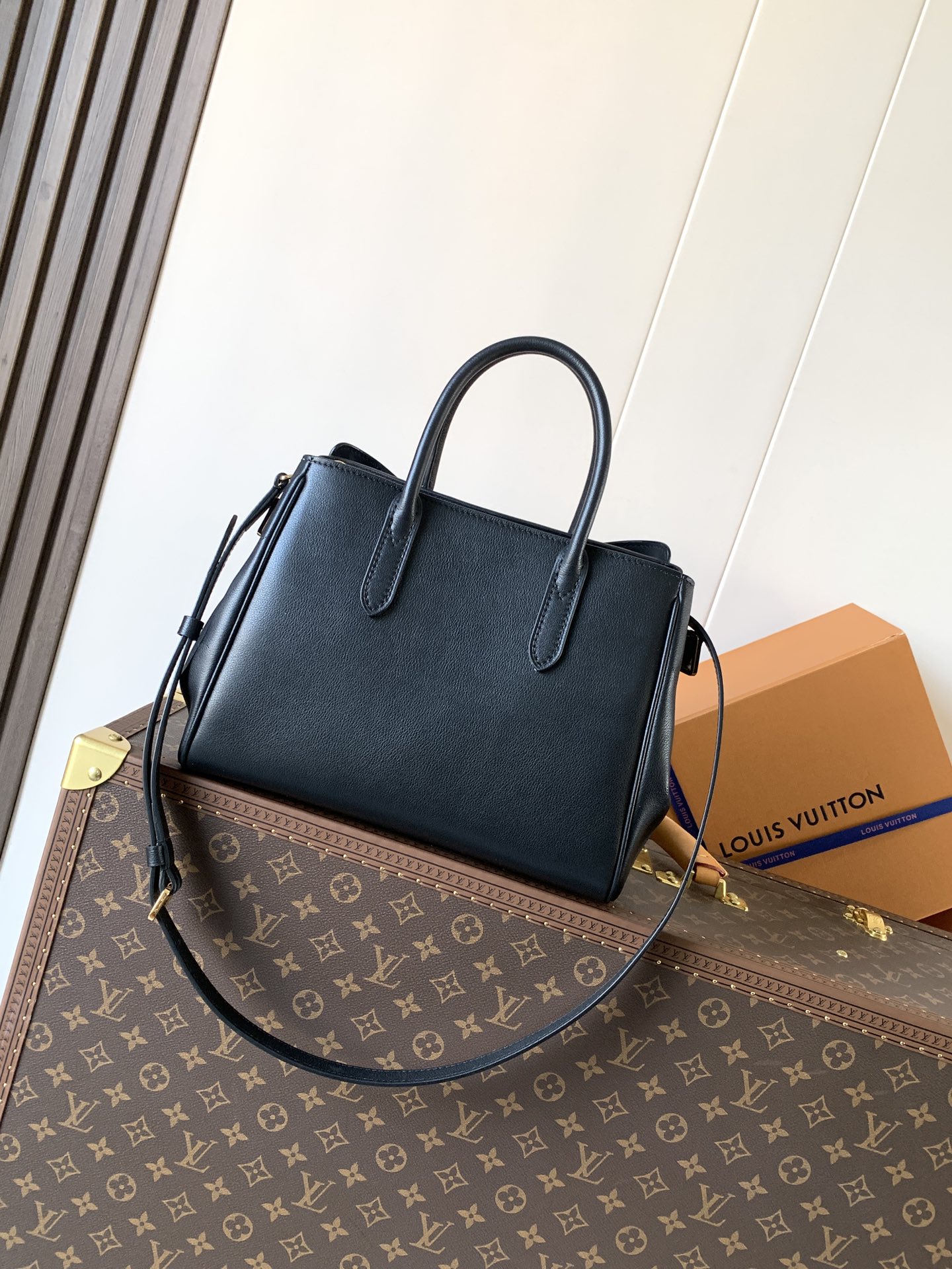 Louis Vuitton Basic Bag Cow Leather Black M-s