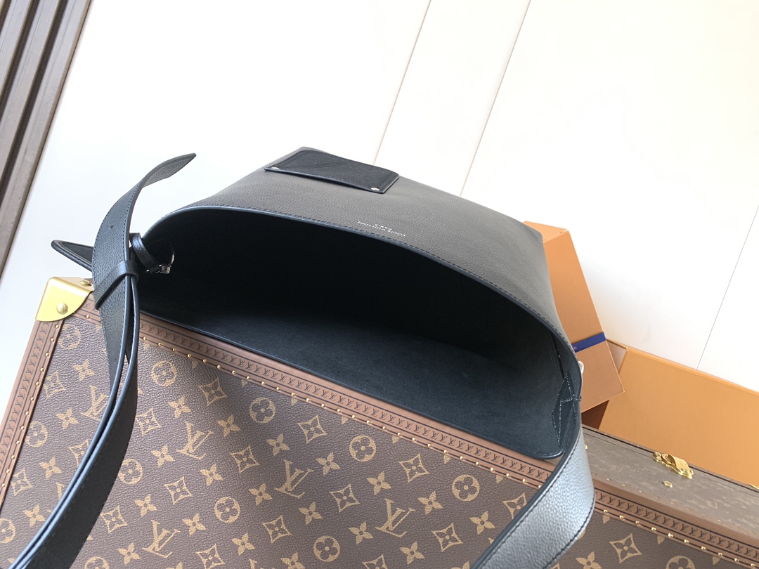 Louis Vuitton Basic Bag Cow Leather M-l-s